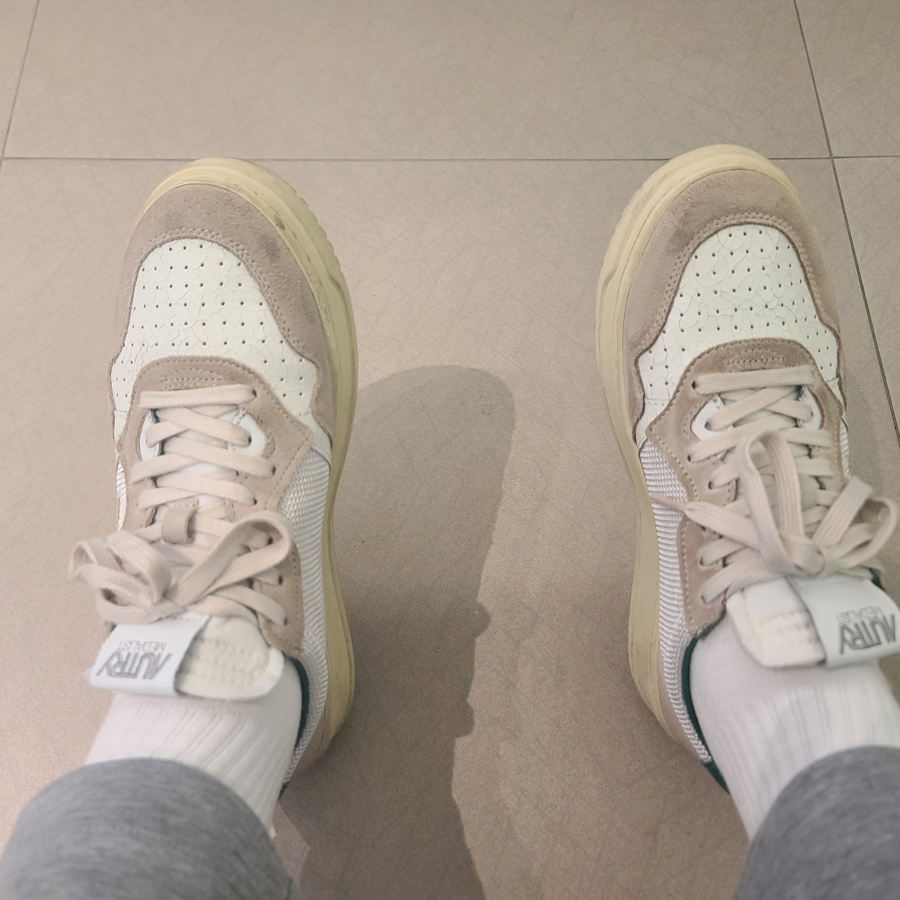 Autry Medalist Low Leather Mesh Sneakers White Green 착용 스타일