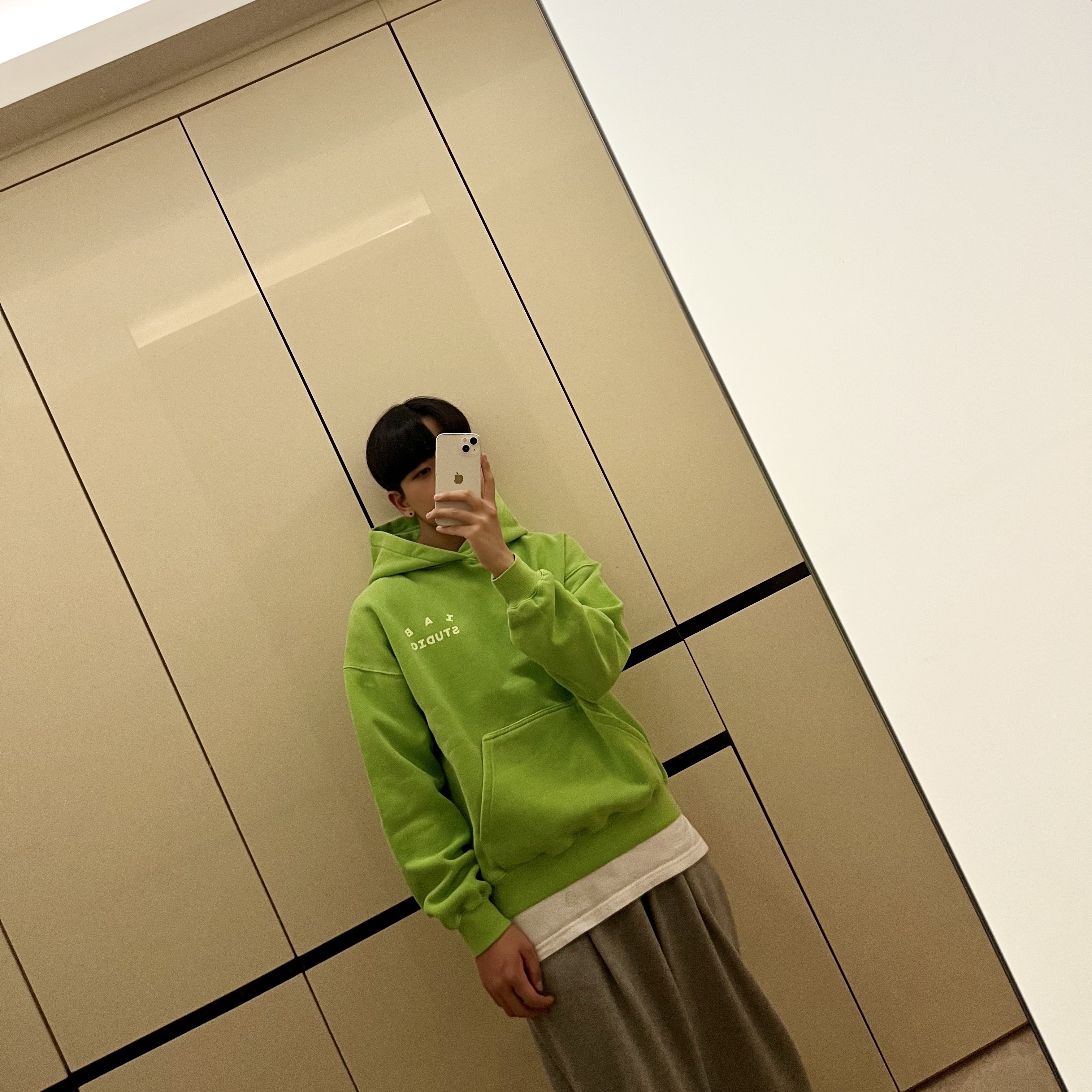 IAB Studio Pigment Hoodie & Sack Apple Green 착용 스타일