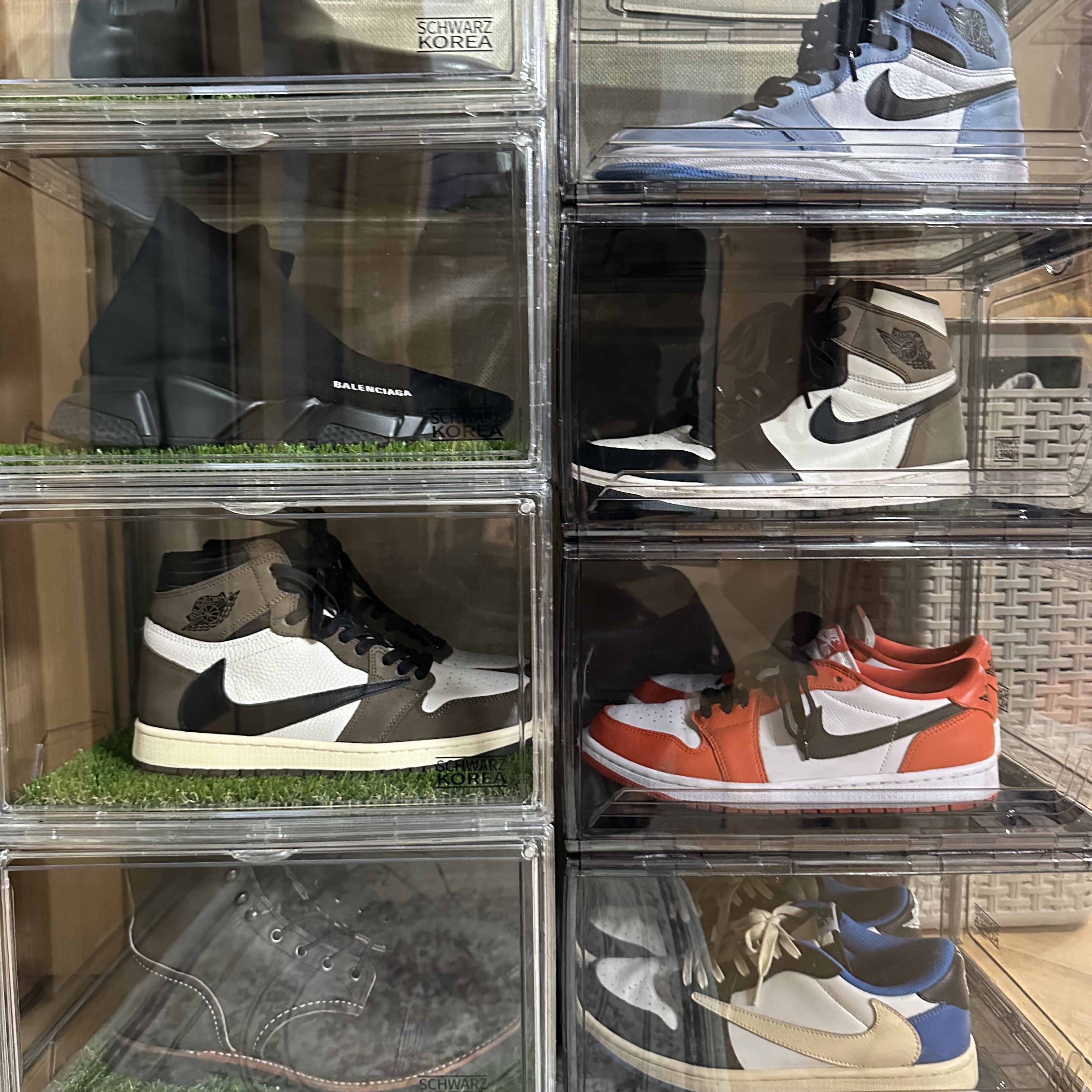 Balenciaga Speed Trainer Black 2021, Jordan 1 x Travis Scott Retro High OG SP Mocha 착용 스타일