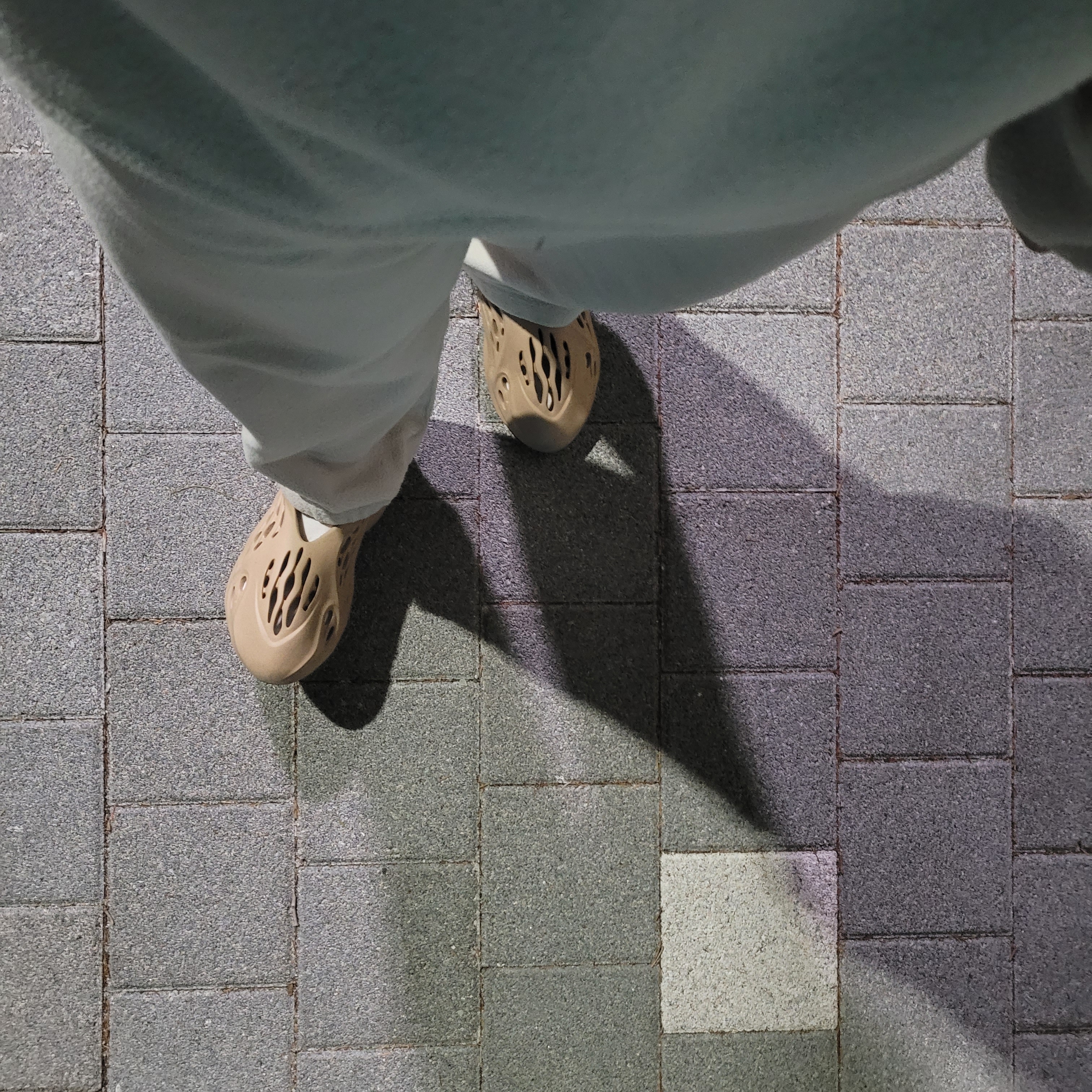Adidas Yeezy Foam RNNR Ochre 착용 스타일