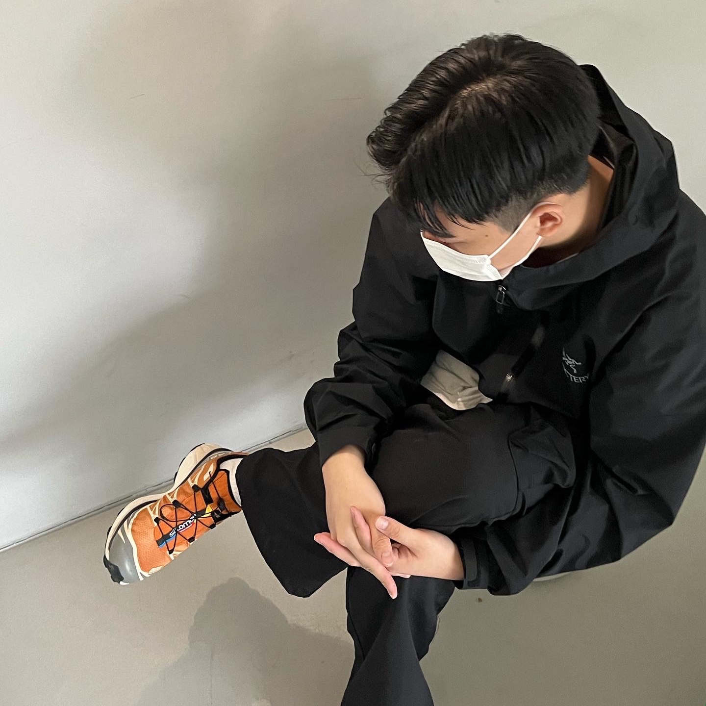 Arc'teryx Zeta SL Jacket Black, Salomon XT-6 Apricot Buff 착용 스타일 - 2