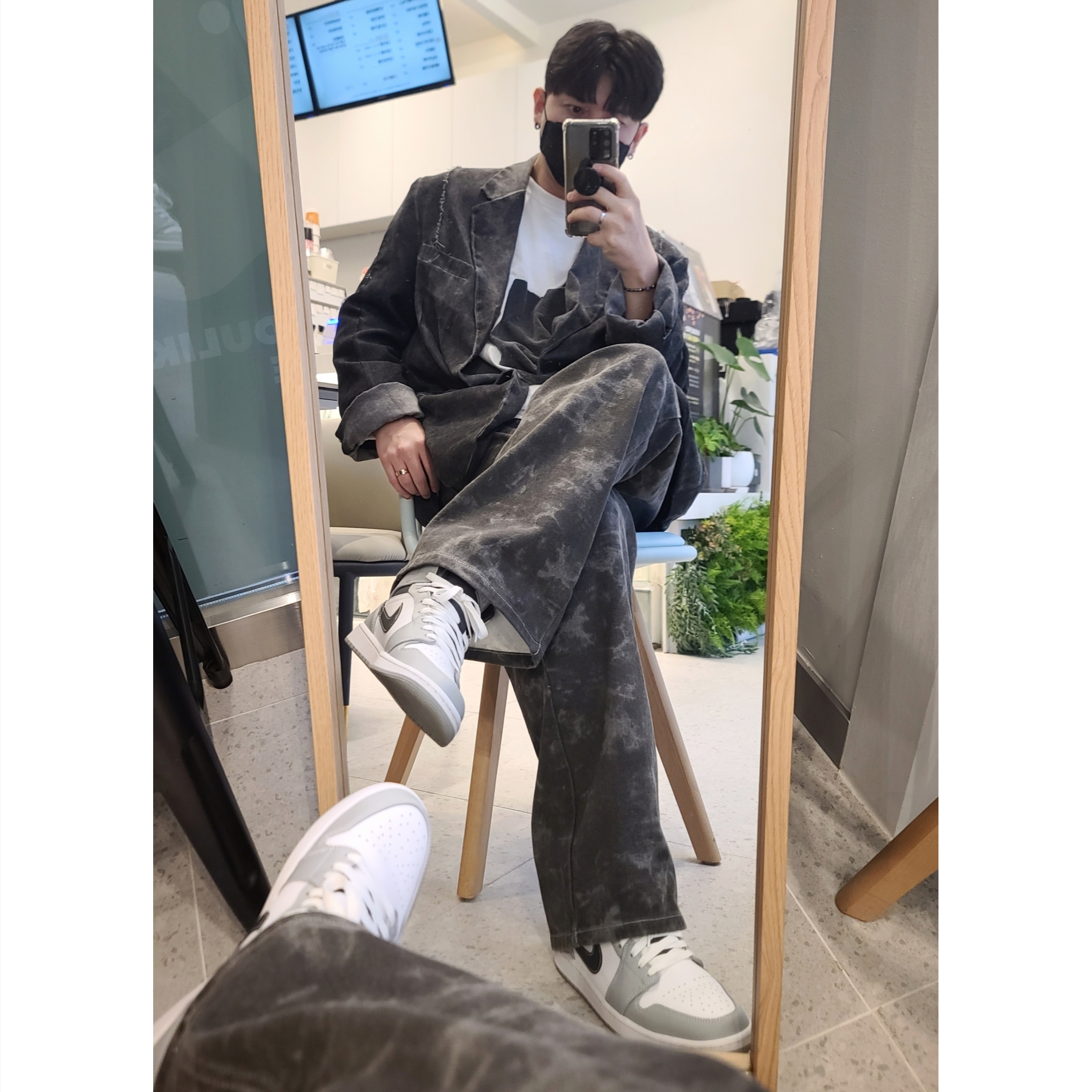 Jordan 1 Mid Light Smoke Grey Anthracite 착용 스타일 - 2