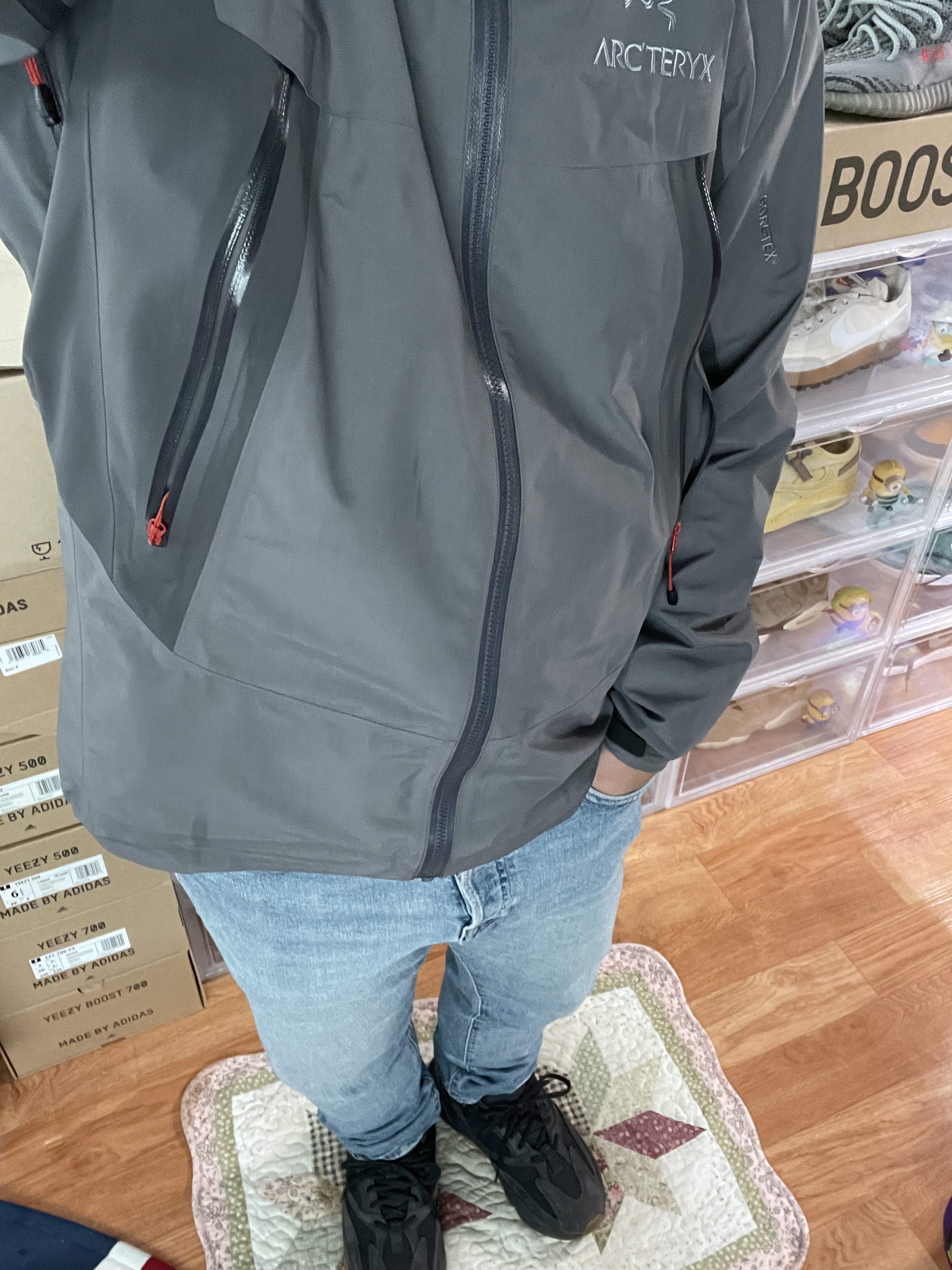 Adidas Yeezy Boost 700 Utility Black, Arc'teryx Beta Jacket Cloud 착용 스타일