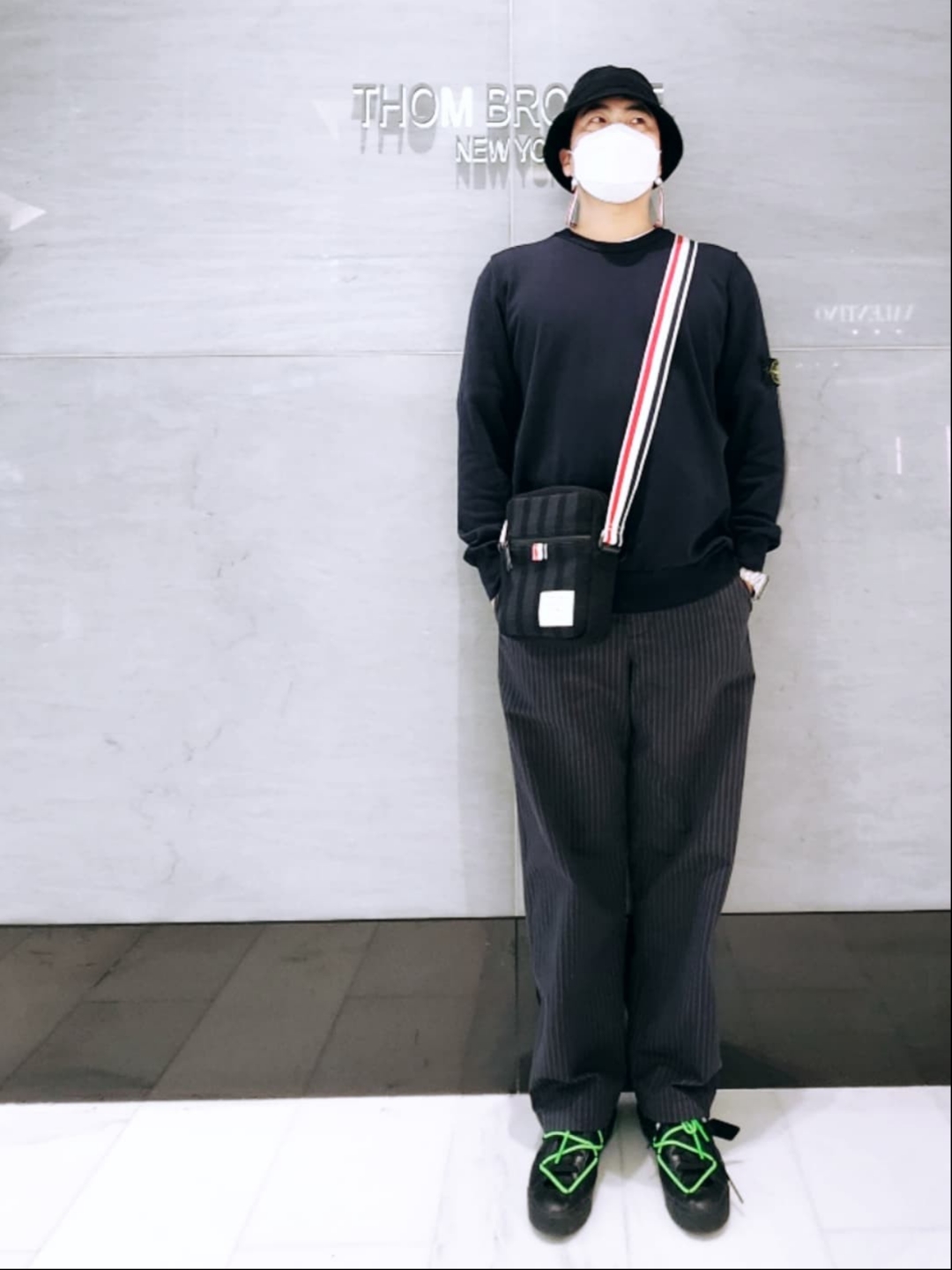 Thom Browne Double Face Melton 4-Bar Stripe Strap Camera Bag Black, Nike x Off-White Blazer Low '77 Black and Electro Green 착용 스타일 - 1