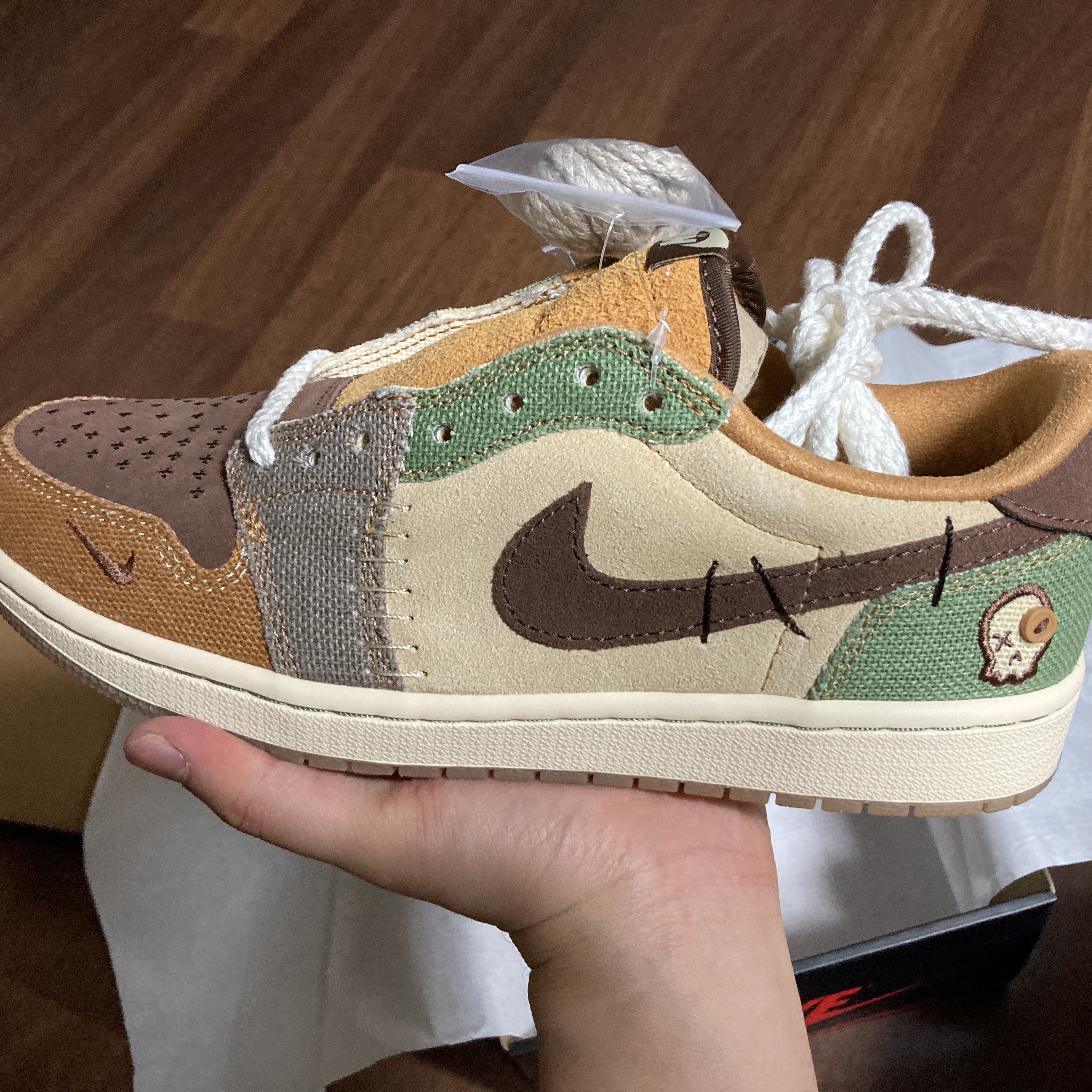 Jordan 1 x Zion Williamson Retro Low OG Flax and Oil Green 착용 스타일 - 1