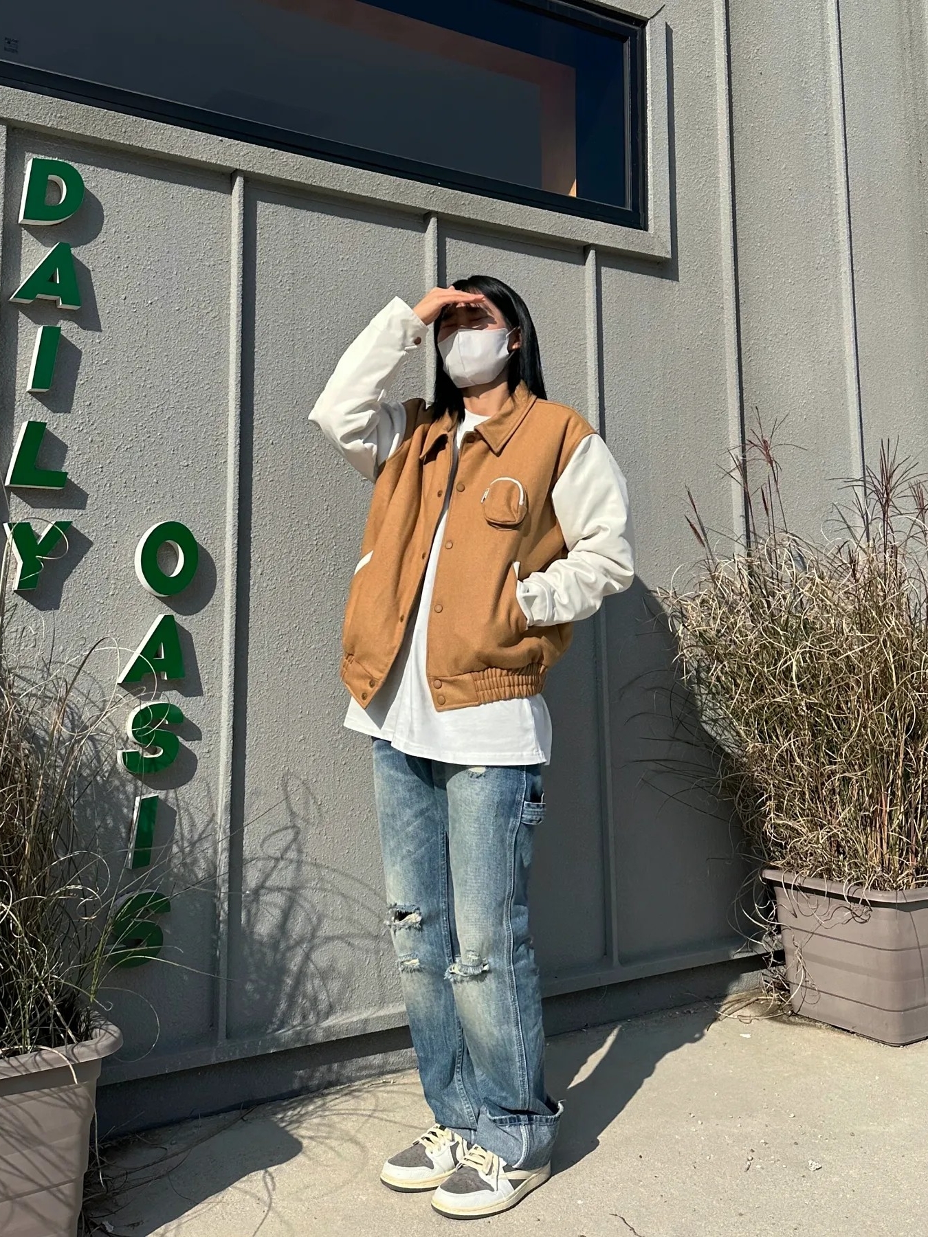 Jordan 1 x Travis Scott Retro Low OG SP Sail and Ridgerock, Nike x Stussy NRG RA T-Shirt Summit White (DM4942-121) 착용 스타일 - 1