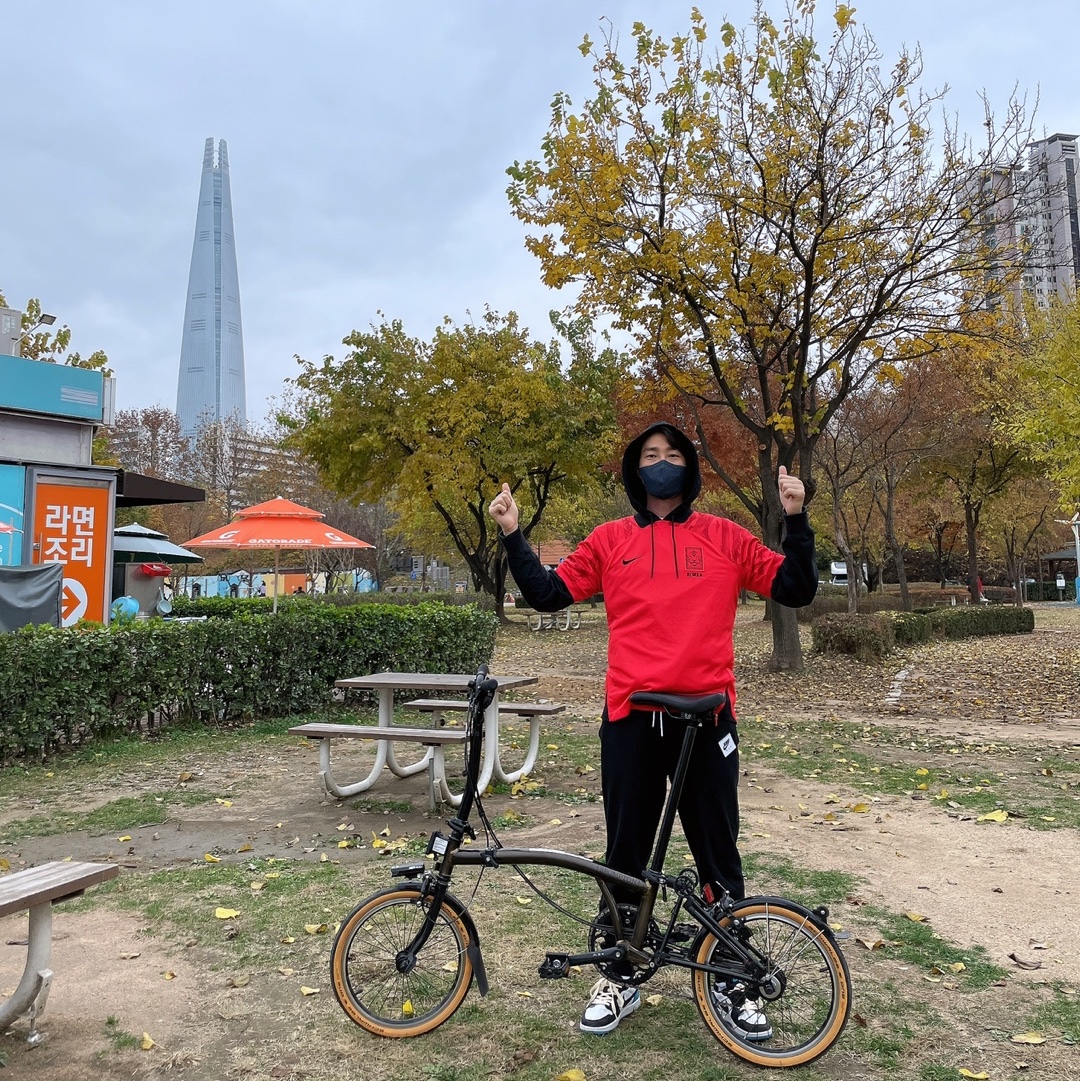 Jordan 1 Retro Low OG Black and Dark Powder Blue, Nike Korea Dri-Fit Stadium Home SS Jersey Global Red - Asia (Non Marking Ver.) 착용 스타일 - 1