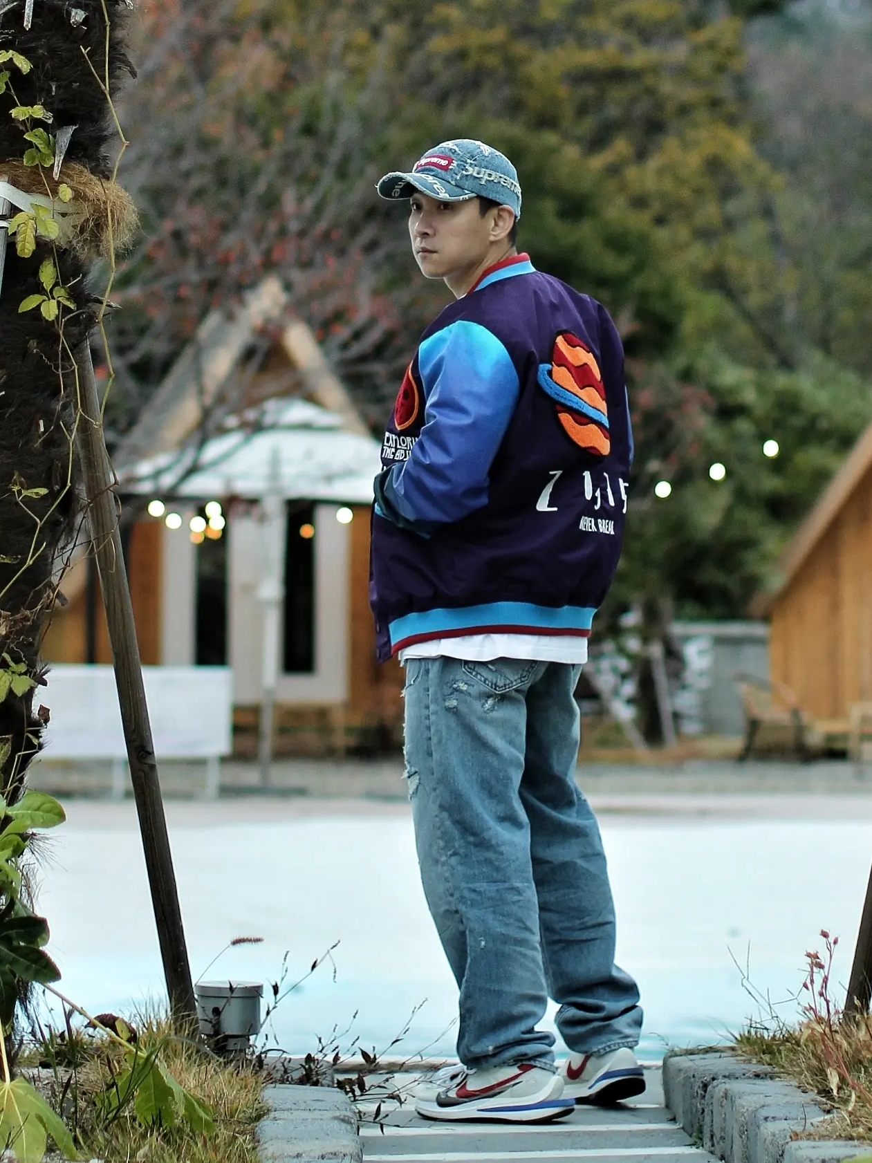Supreme Frayed Logos Denim Camp Cap Blue - 21SS, Nike x Sacai VaporWaffle Royal Fuchsia 착용 스타일 - 1