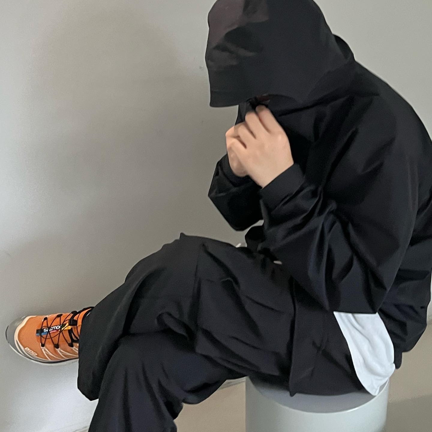 Arc'teryx Zeta SL Jacket Black, Salomon XT-6 Apricot Buff 착용 스타일 - 3