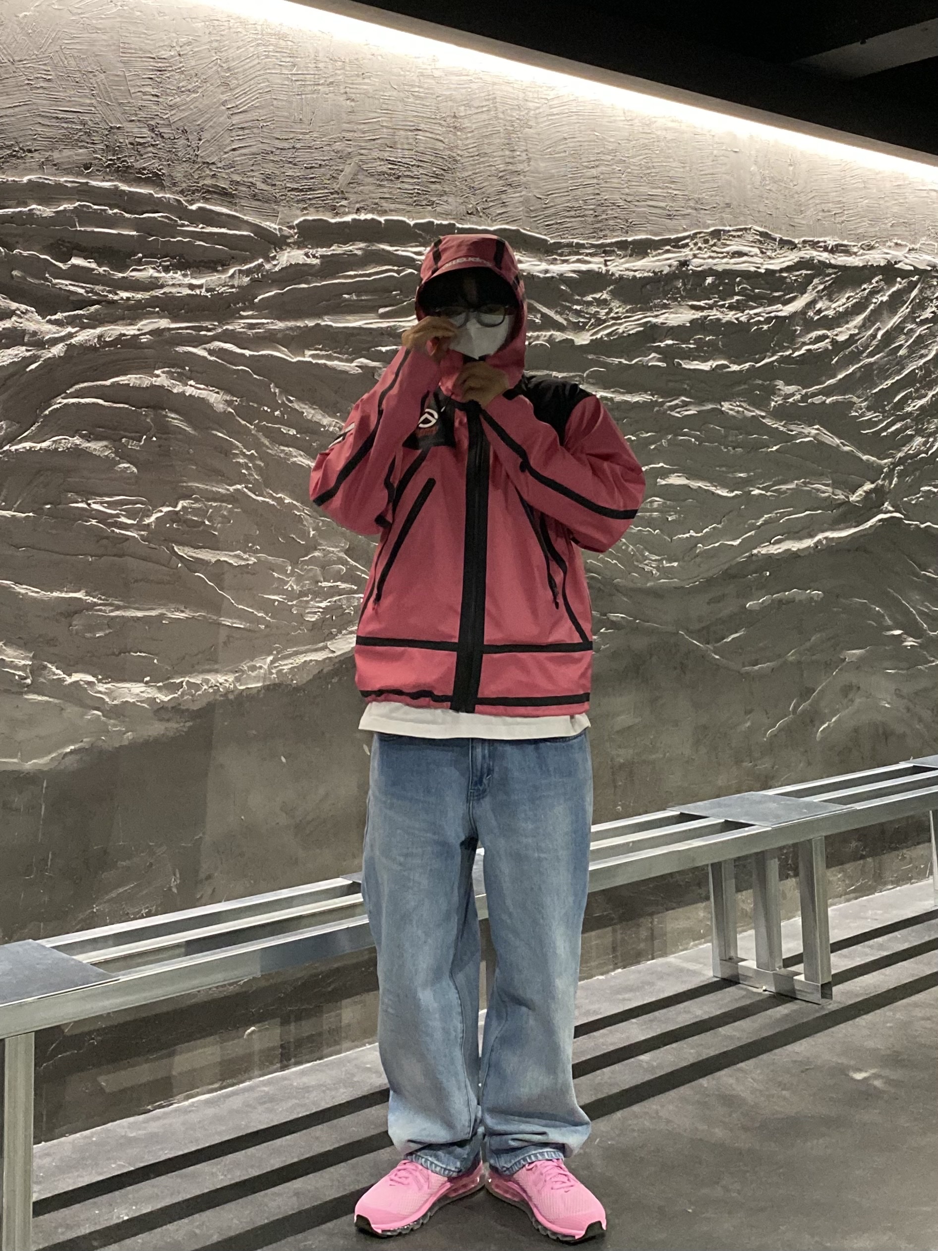 Supreme x The North Face Summit Series Outer Tape Seam Jacket Pink - 21SS, Nike x Stussy Air Max 2013 Psychic Pink 착용 스타일