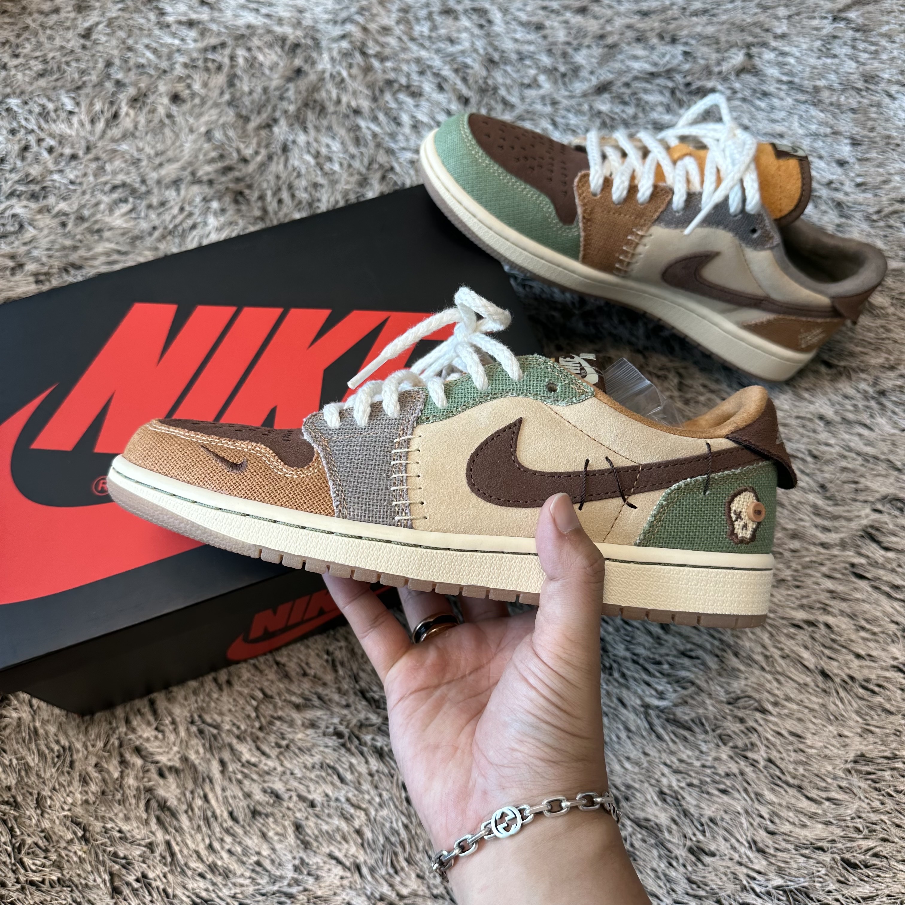 Jordan 1 x Zion Williamson Retro Low OG Flax and Oil Green 착용 스타일 - 1