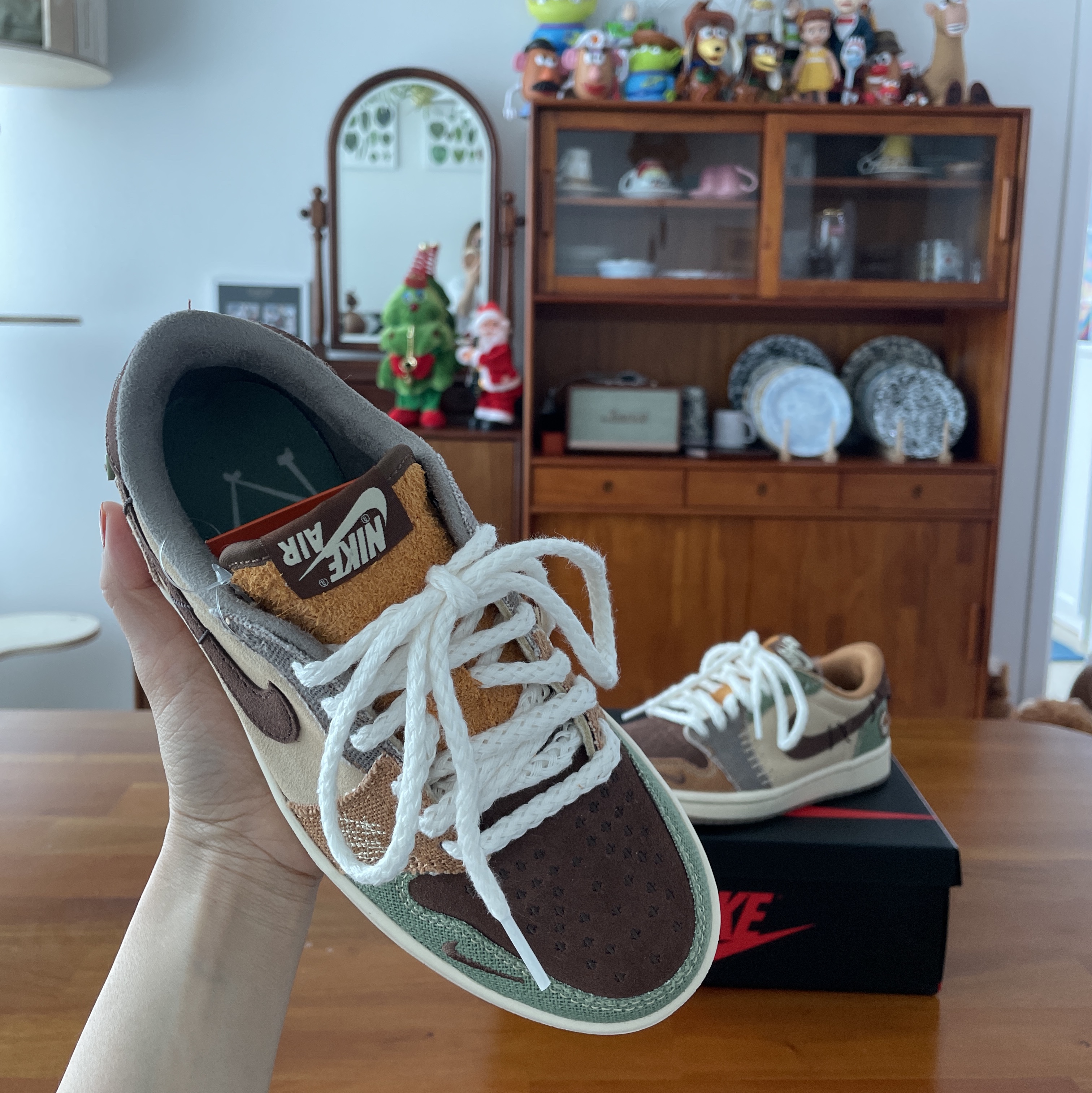 Jordan 1 x Zion Williamson Retro Low OG Flax and Oil Green 착용 스타일 - 3
