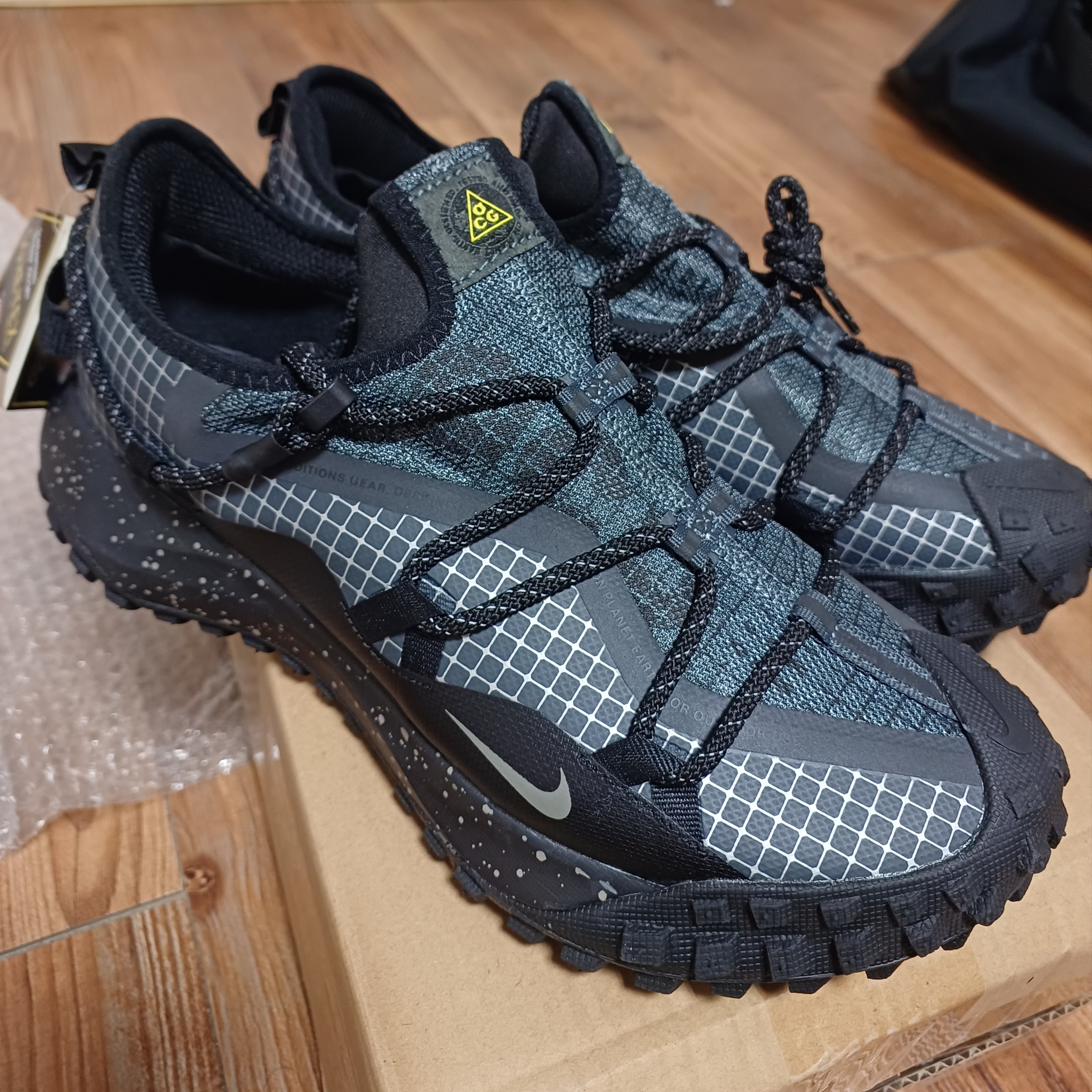 Nike ACG Mountain Fly Low Gore-Tex SE Dark Smoke Grey 착용 스타일 - 1