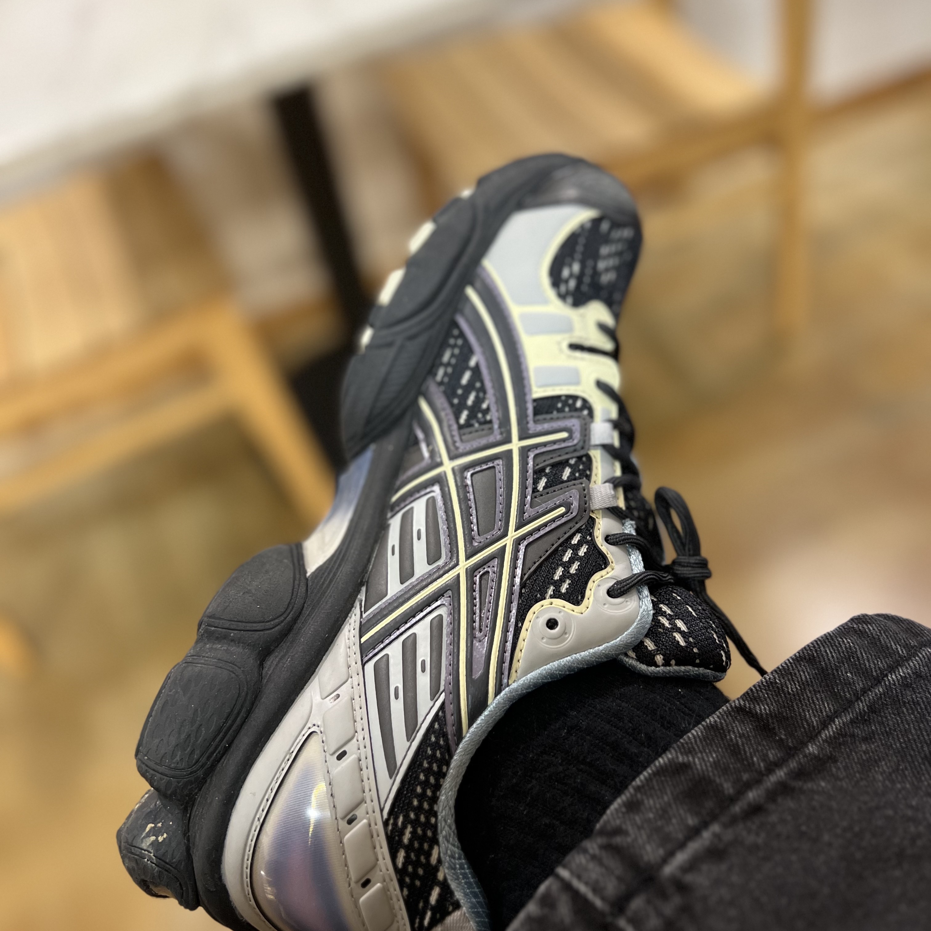 Asics UB5-S Gel-Nimbus 9 Black Gunmetal 착용 스타일 - 3