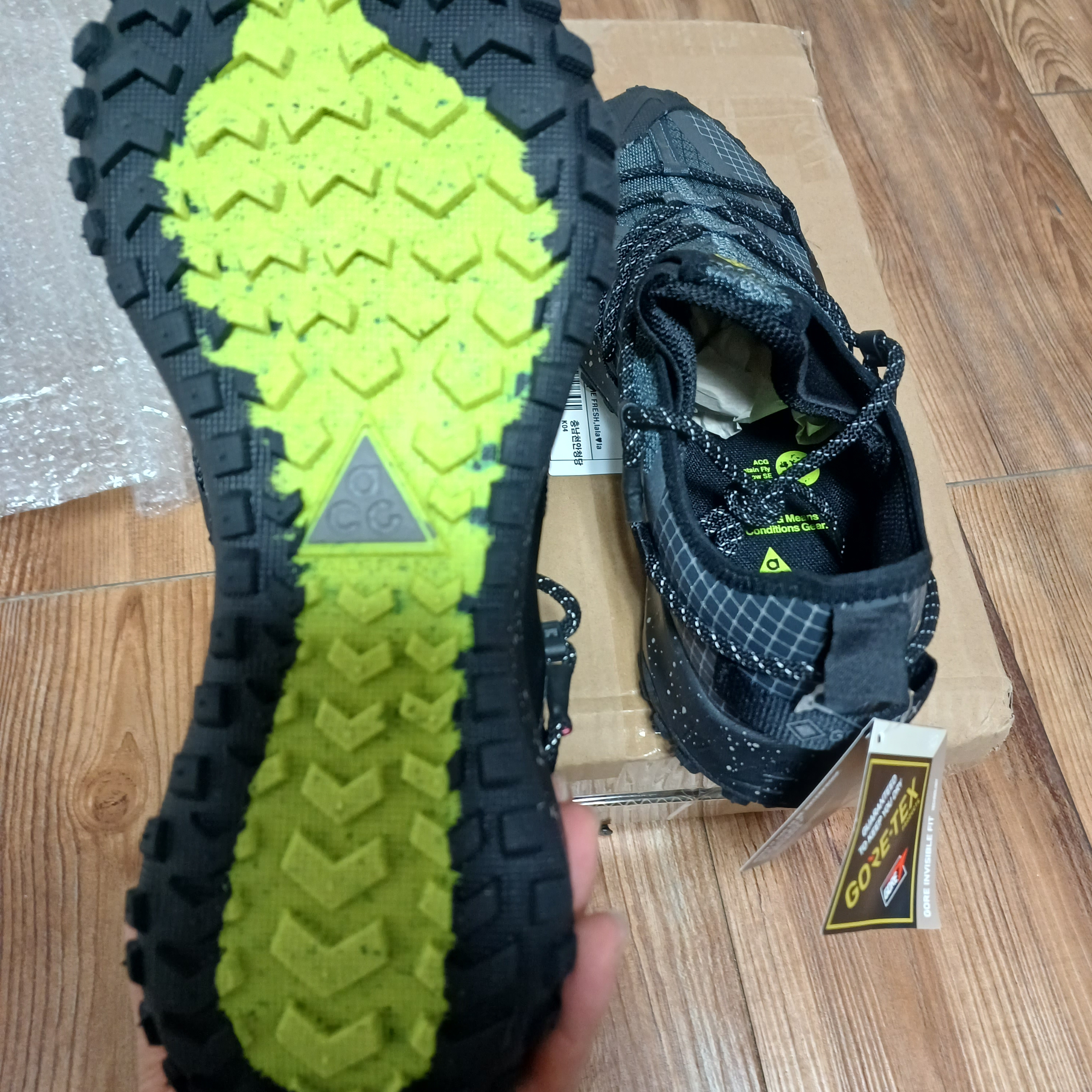 Nike ACG Mountain Fly Low Gore-Tex SE Dark Smoke Grey 착용 스타일 - 2