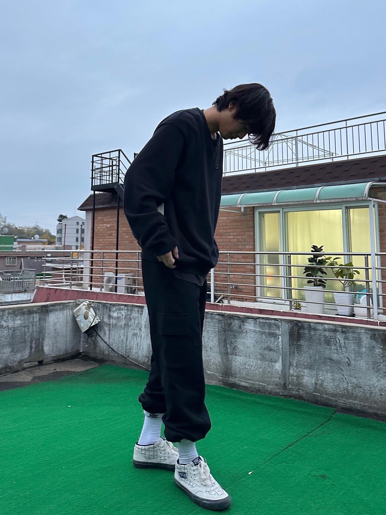 Vans x Supreme Half Cab Pro White, Stussy Bent Crown Sweater Black 착용 스타일 - 1