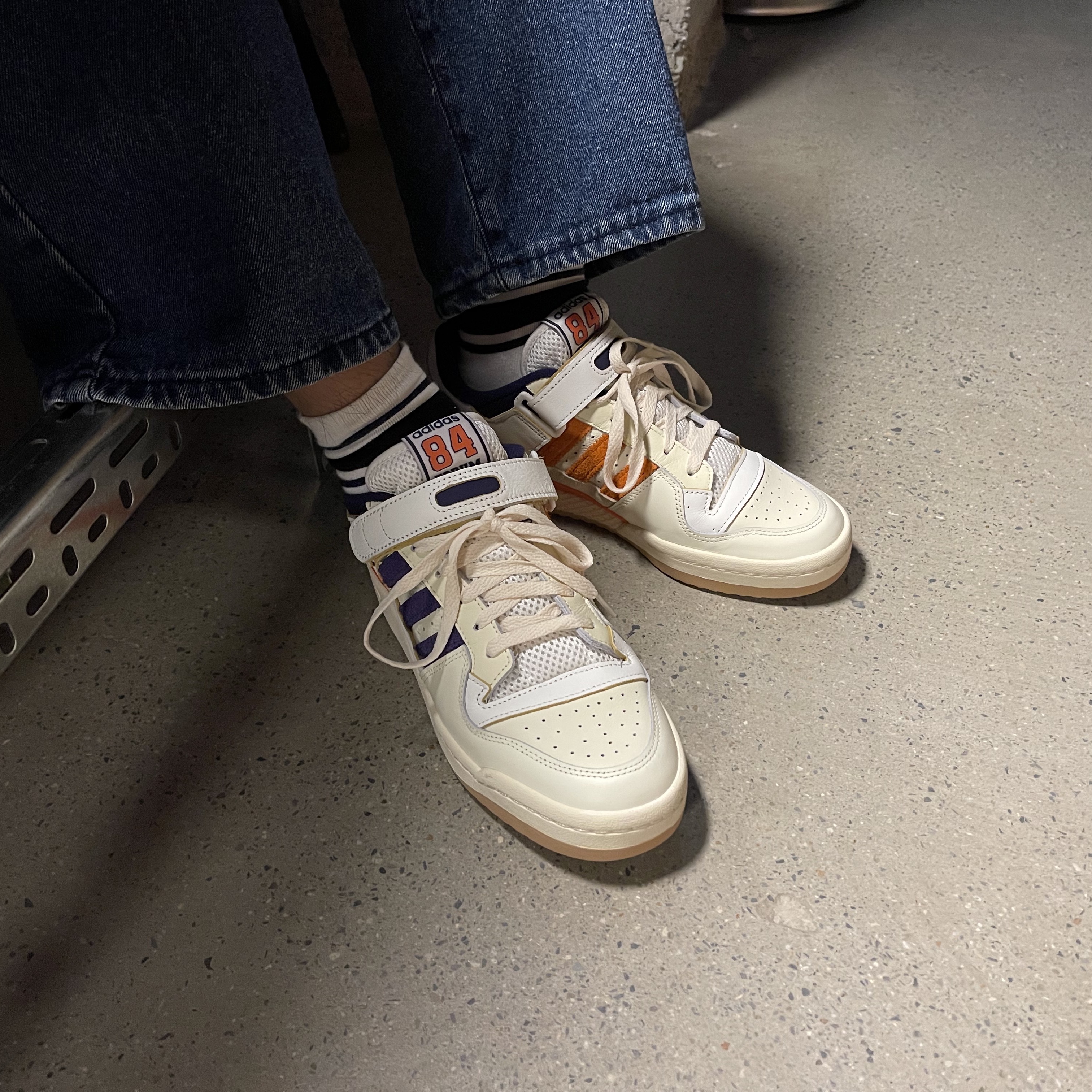 Adidas Forum 84 Low Cream White Deep Puple 착용 스타일
