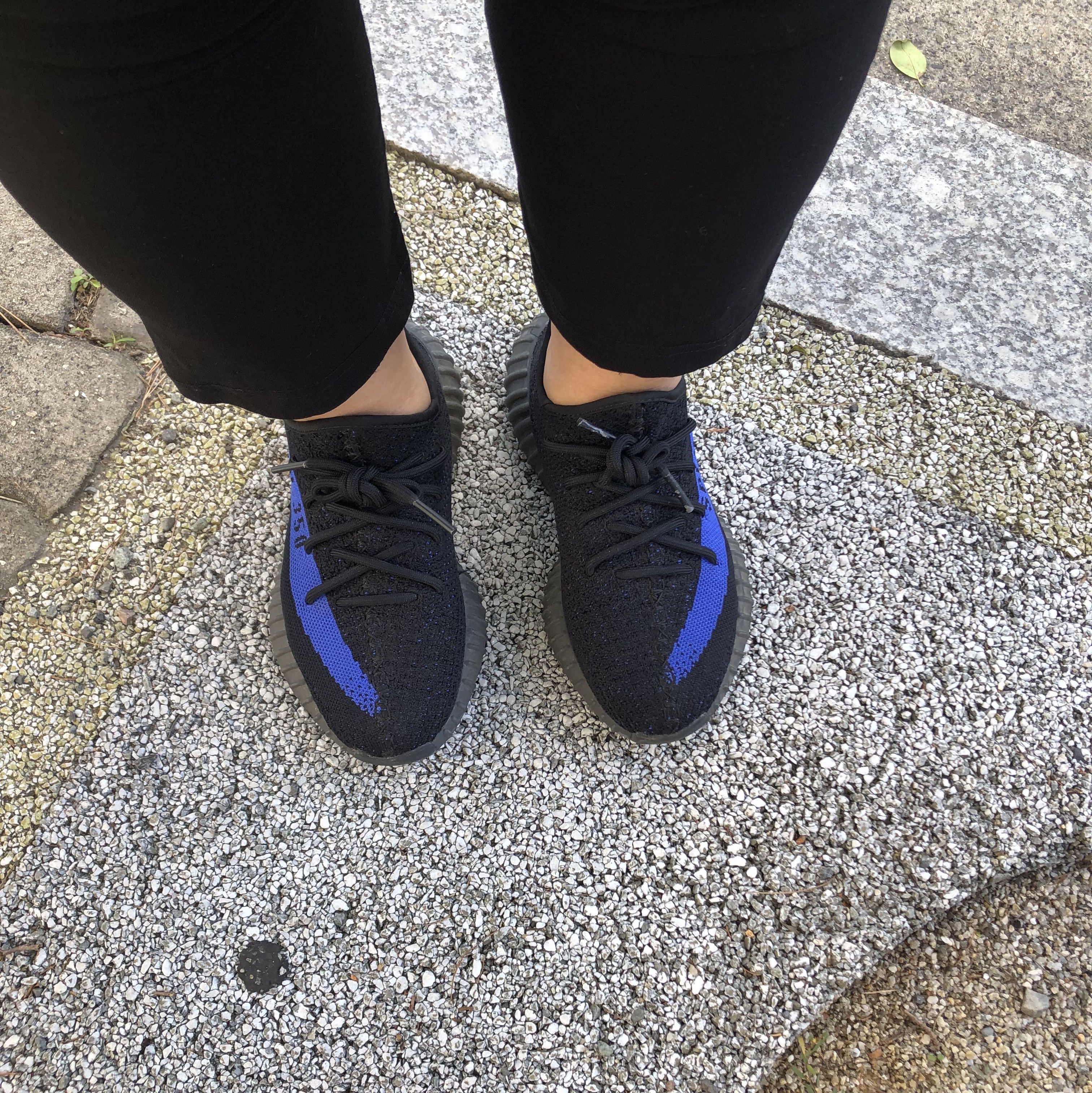 Adidas Yeezy Boost 350 V2 Dazzling Blue 착용 스타일