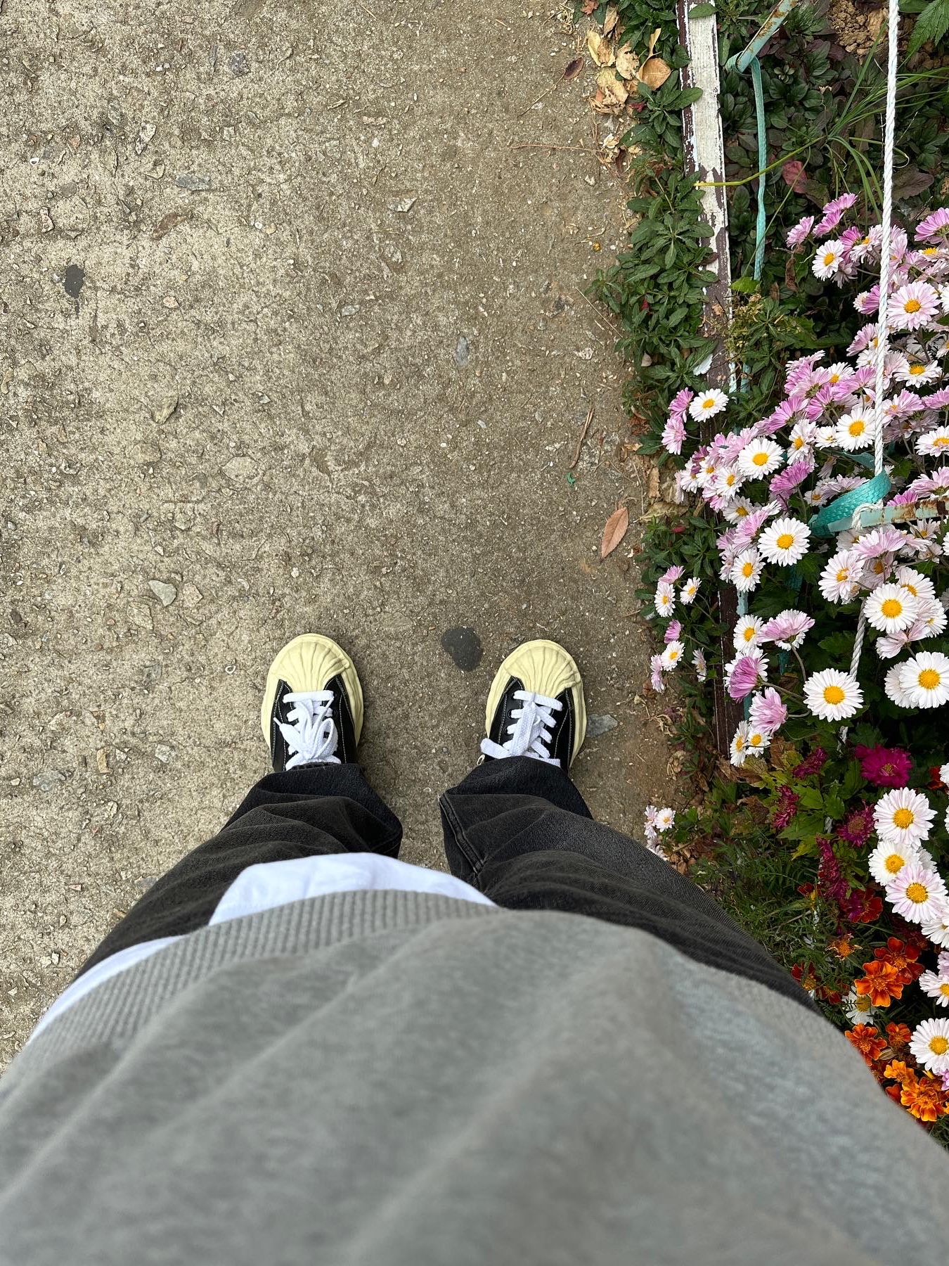 Maison Mihara Yasuhiro Blakey VL OG Sole Leather Low-top Sneakers Black, Essentials 5 Pocket Jean Black - 22SS 착용 스타일 - 1