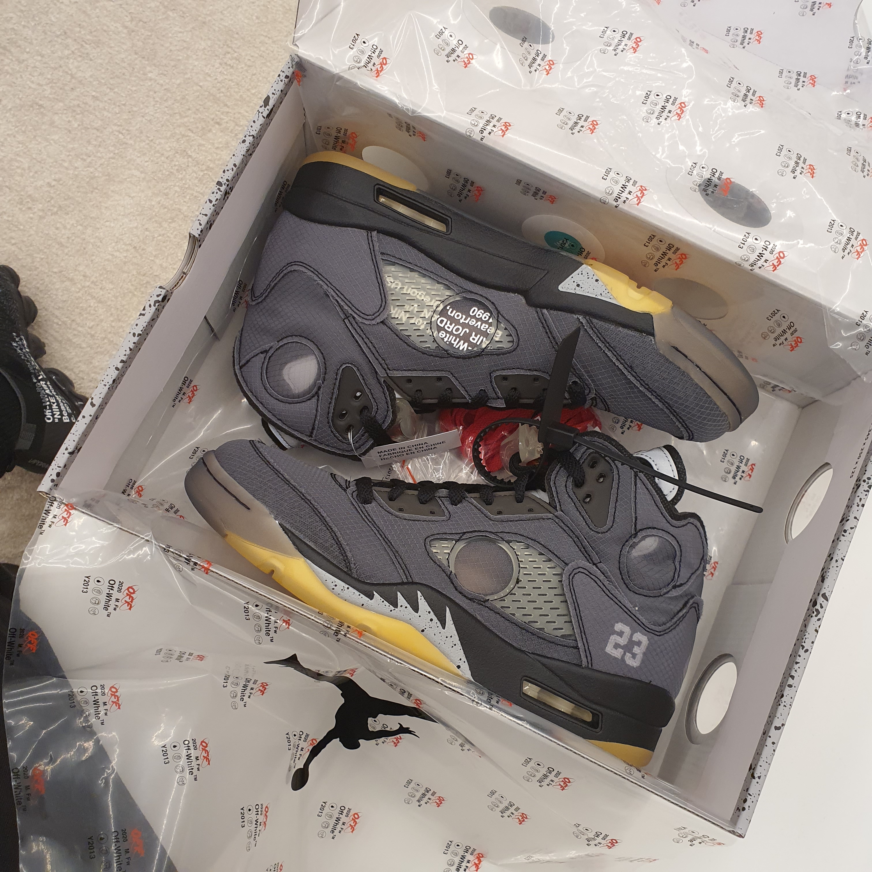 Jordan 5 x Off-White Retro SP Black Muslin 착용 스타일 - 2