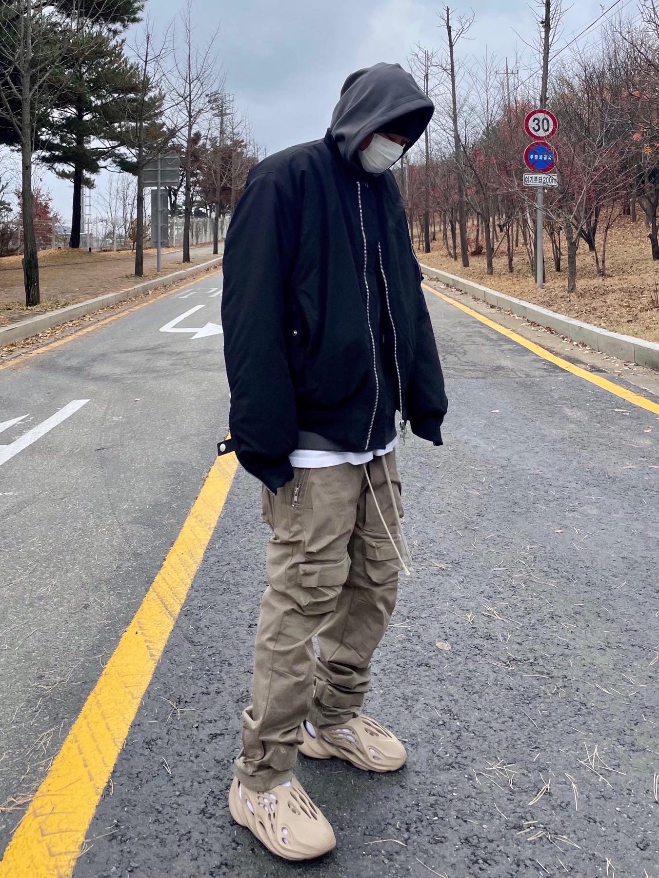 Stussy Debossed Stock Logo Beanie Black, Adidas Yeezy Foam RNNR Mist 착용 스타일 - 1