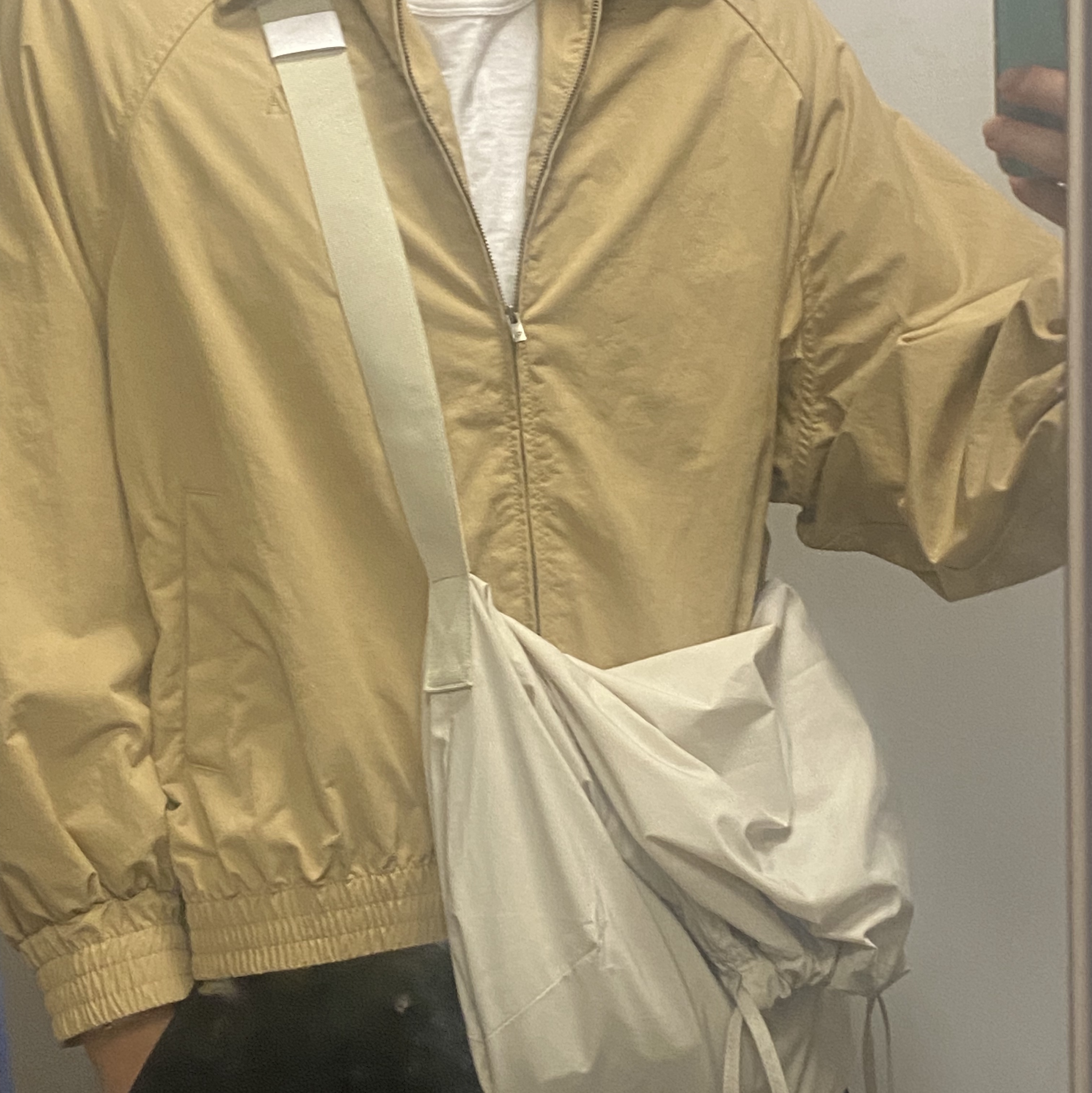 Uniqlo U Drawstring Shoulder Bag Natural 착용 스타일