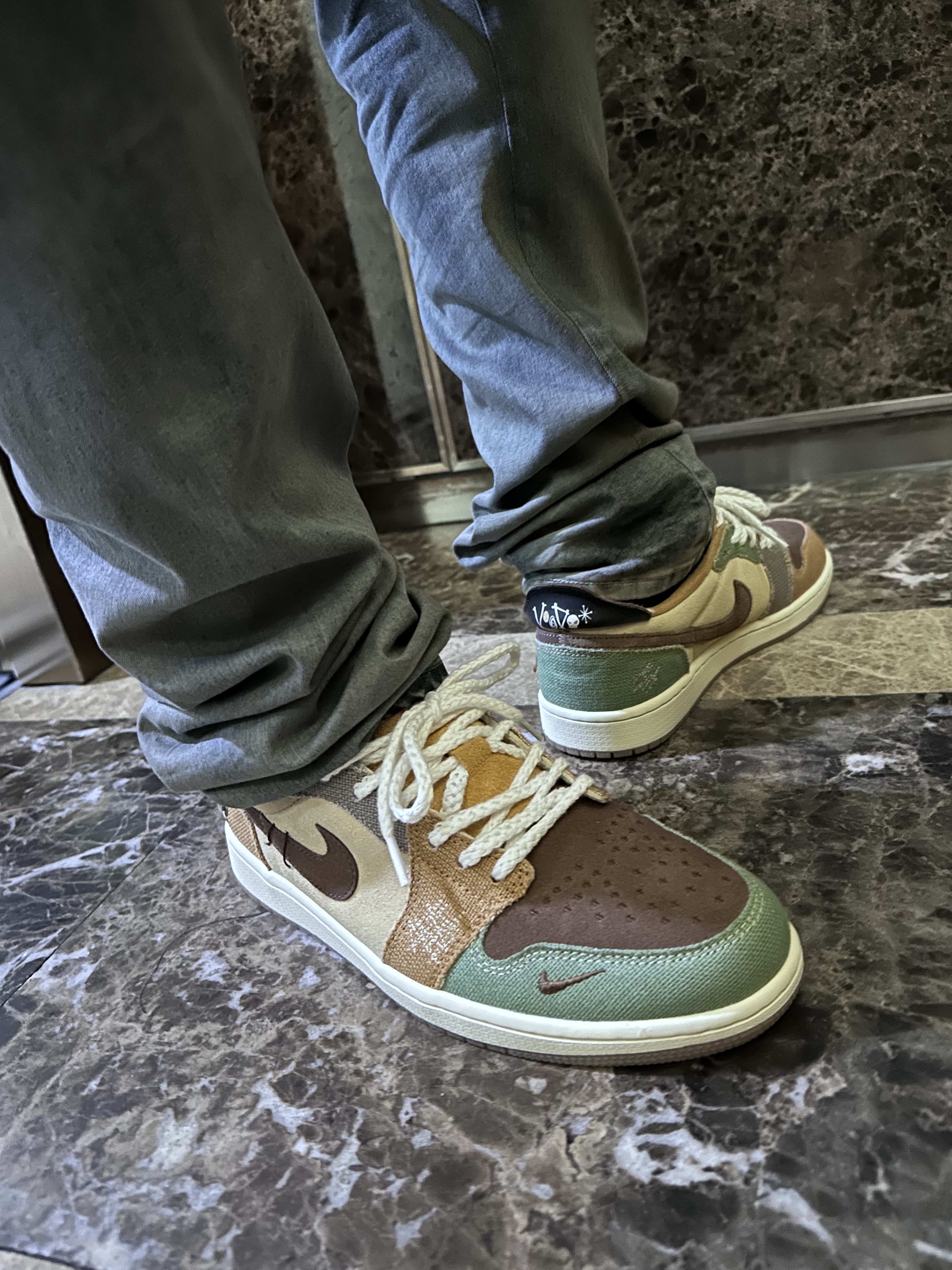 Jordan 1 x Zion Williamson Retro Low OG Flax and Oil Green, Stussy x Cactus Plant Flea Market International T-Shirt White 착용 스타일 - 5