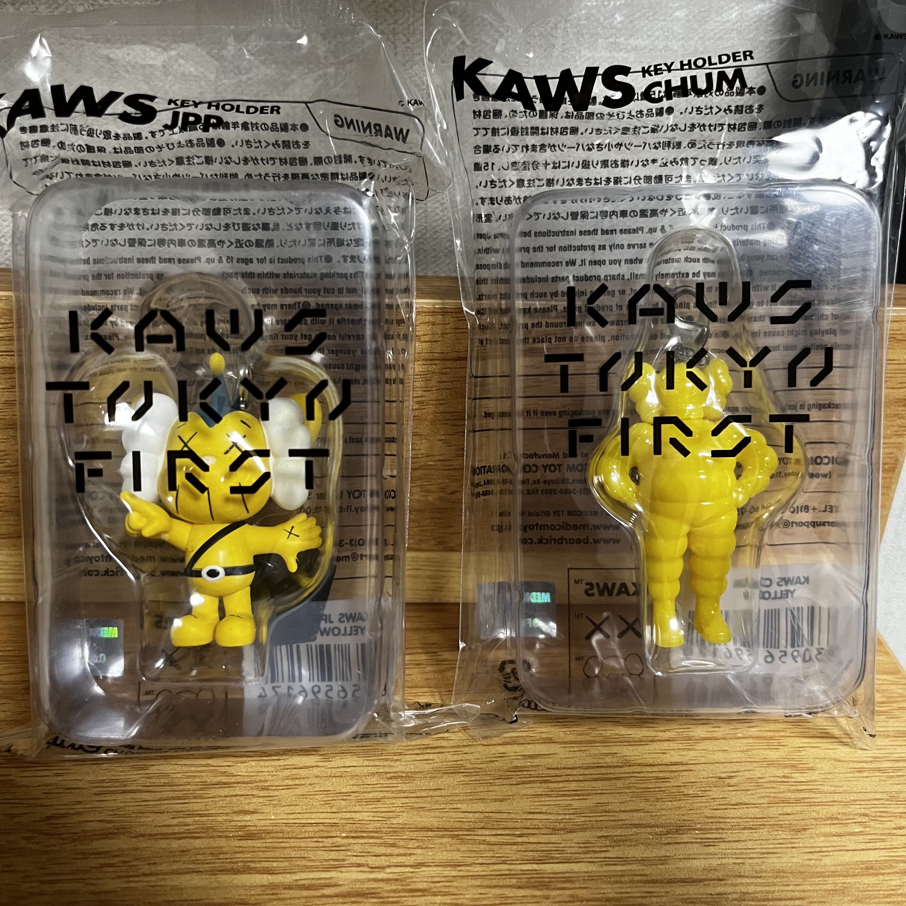 Kaws Tokyo First Chum Keychain Yellow, Kaws Tokyo First JPP Keychain Yellow 착용 스타일