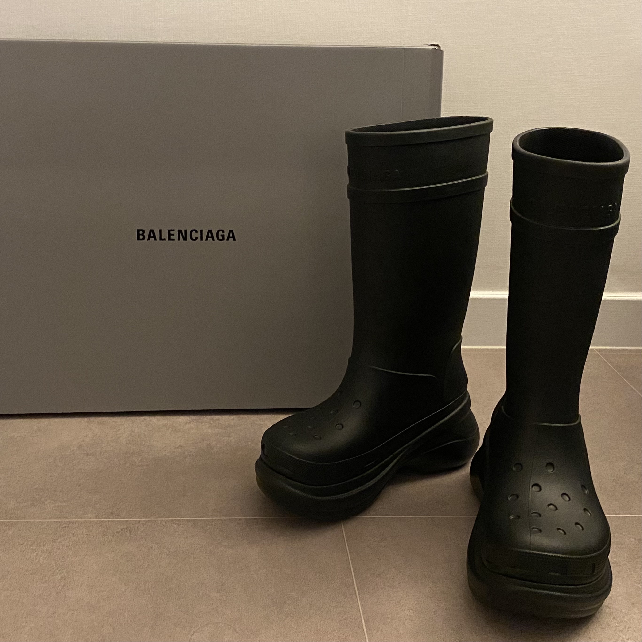 Balenciaga x Crocs Rubber Boot Black 착용 스타일 - 1
