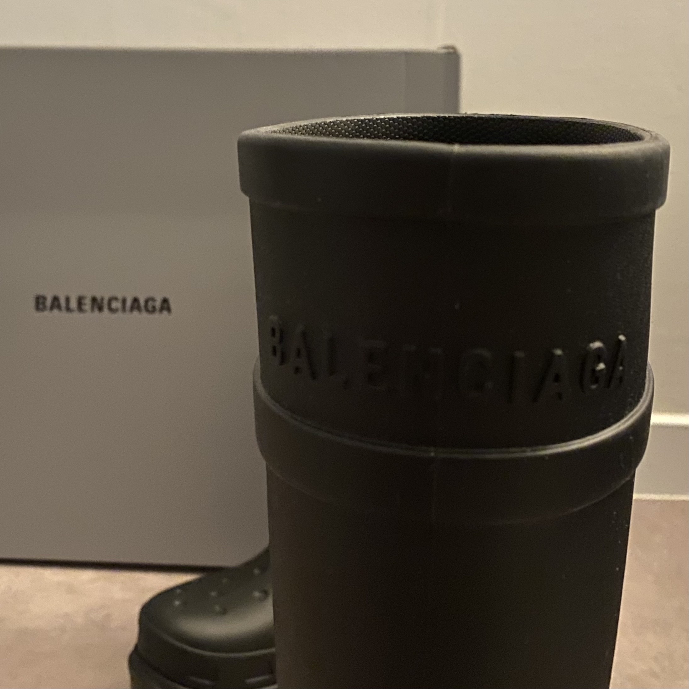Balenciaga x Crocs Rubber Boot Black 착용 스타일 - 2