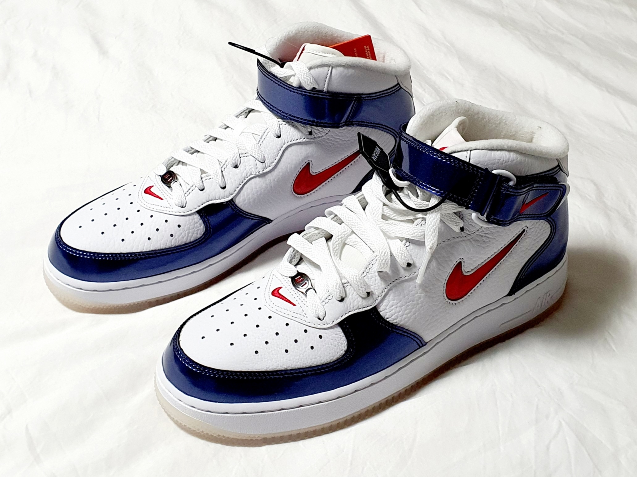 Nike Air Force 1 Mid QS University Red and Midnight Navy 착용 스타일 - 3