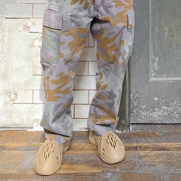 Adidas Yeezy Foam RNNR Mist 착용 스타일