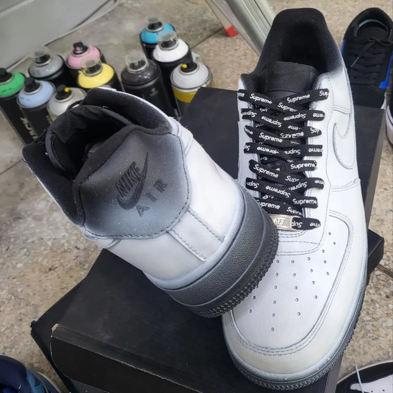 Nike Air Force 1 '07 Low Triple Black 착용 스타일 - 2