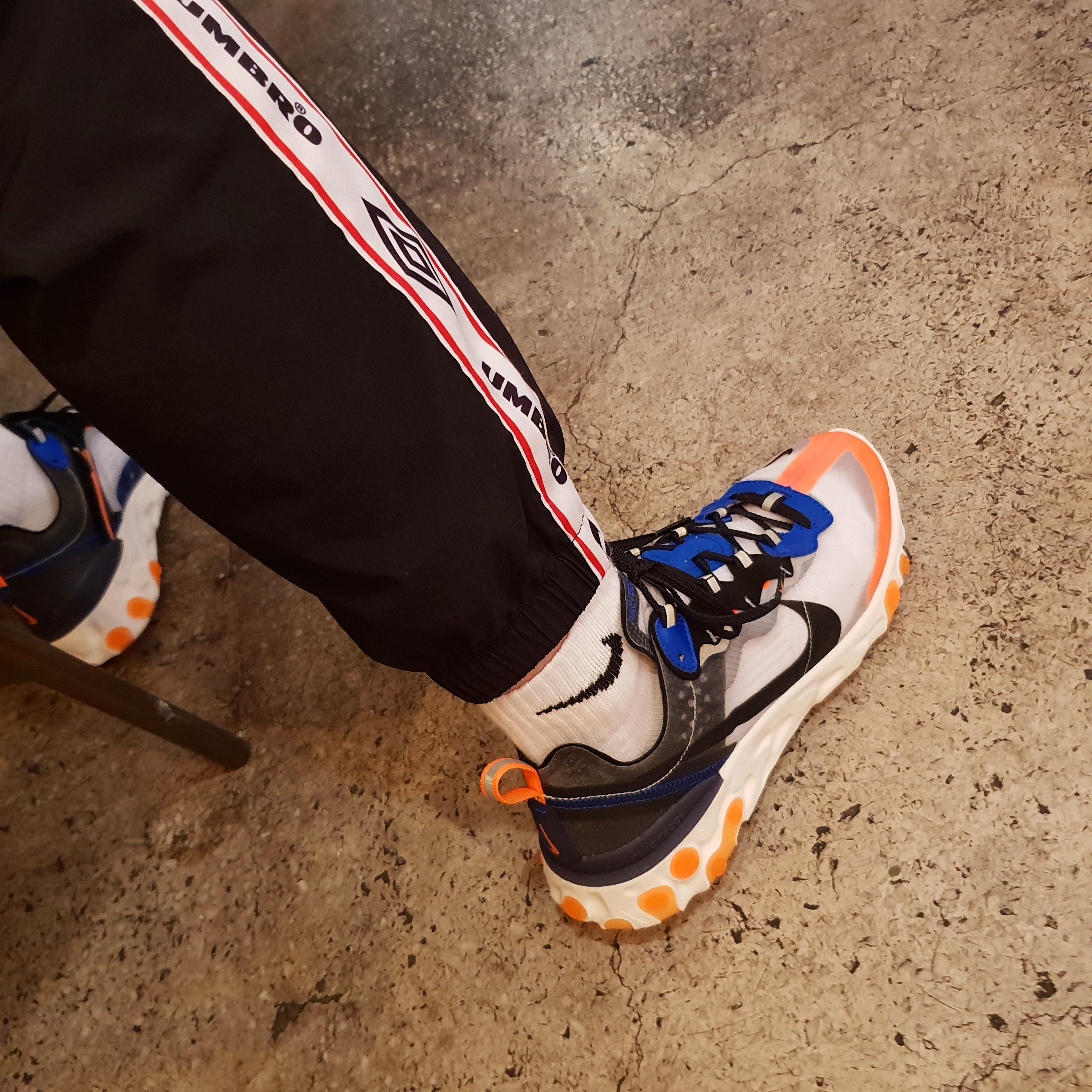 Nike React Element 87 Thunder Blue/Total Orange 착용 스타일