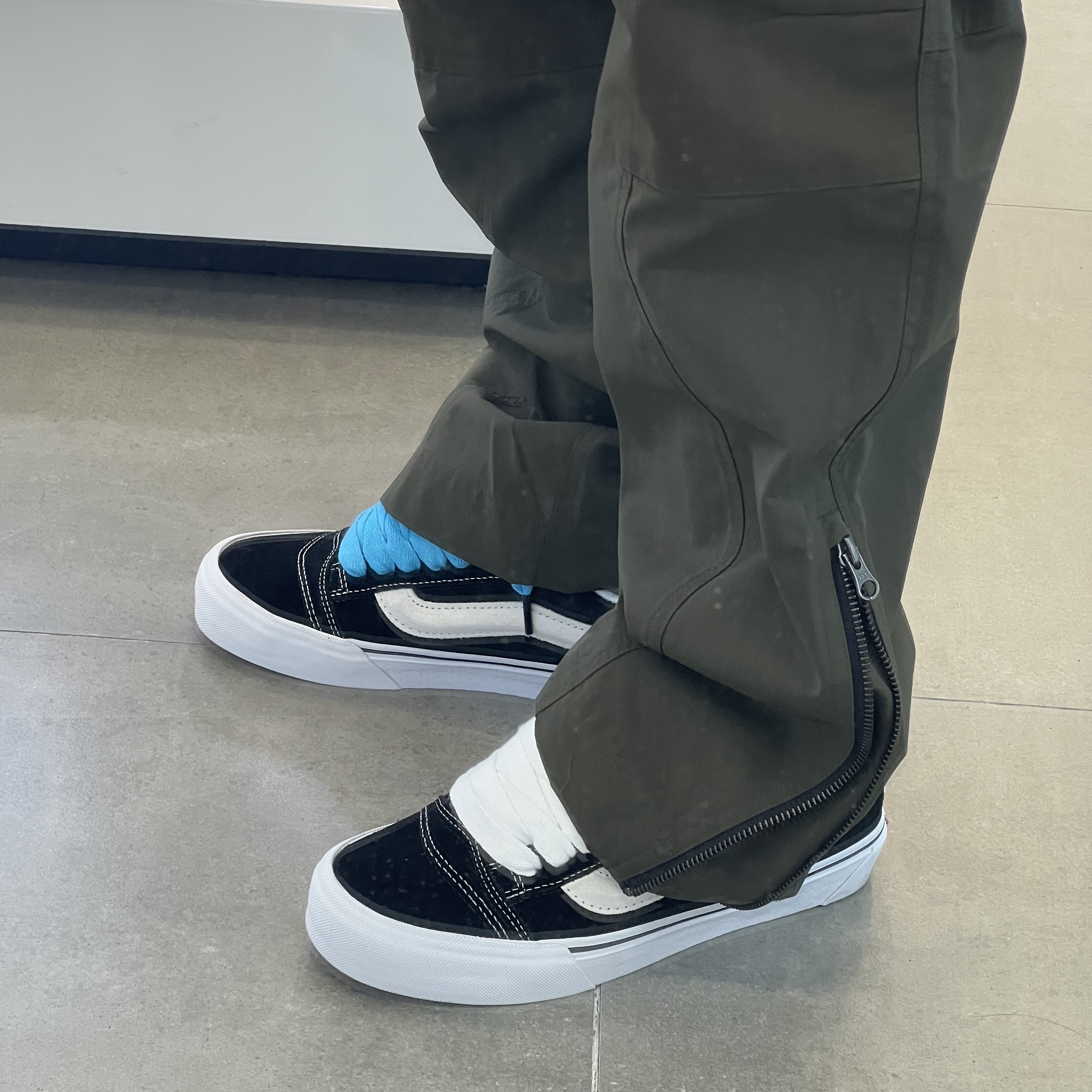 Vans Vault x Imran Potato Knu-Skool VR3 LX Black White, Andersson Bell x Asics Cargo Pants Khaki 착용 스타일