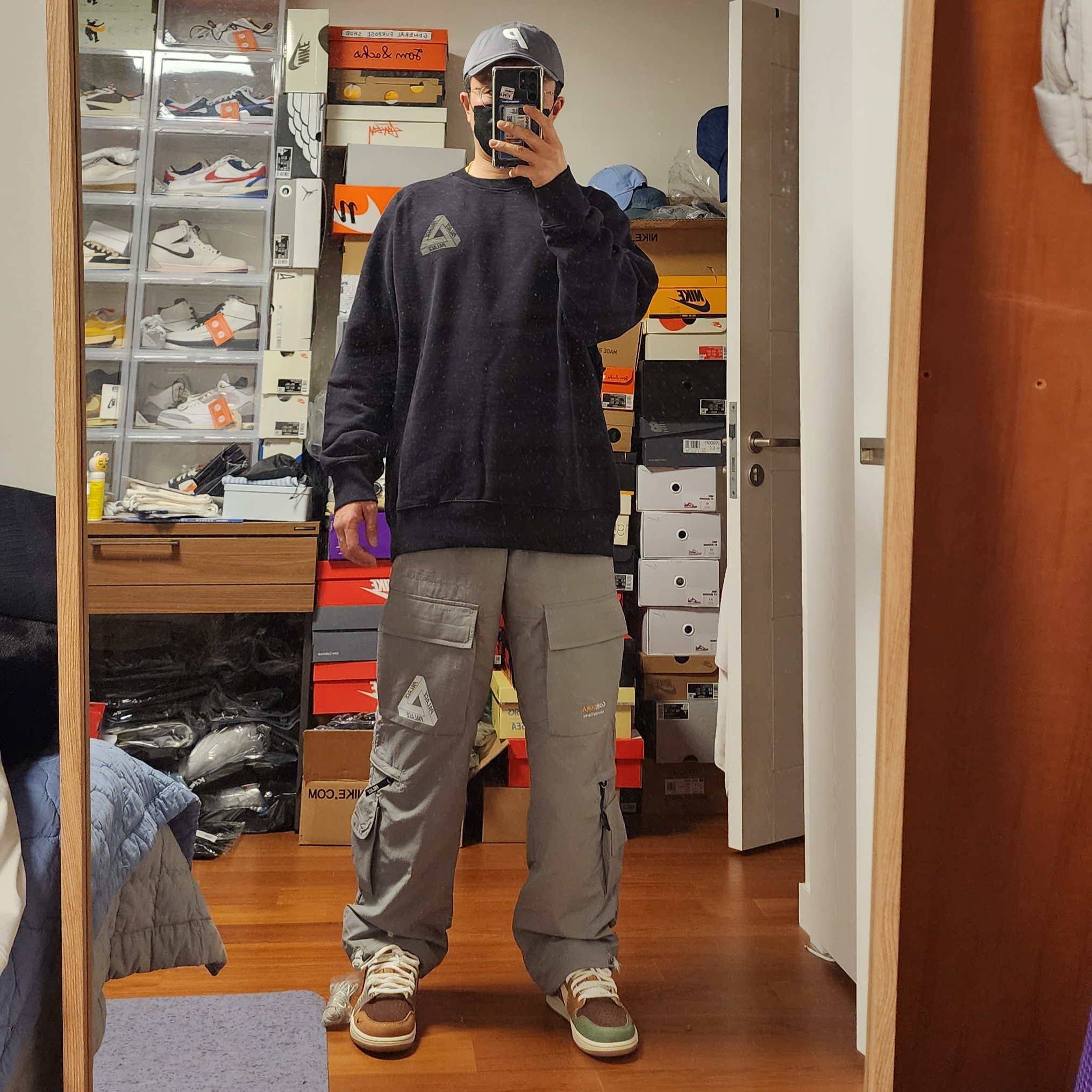 Palace Cordura RS Shell Cargos Grey - 22FW, Palace Tri-Ferg Slub Crew Black - 22FW 착용 스타일 - 2