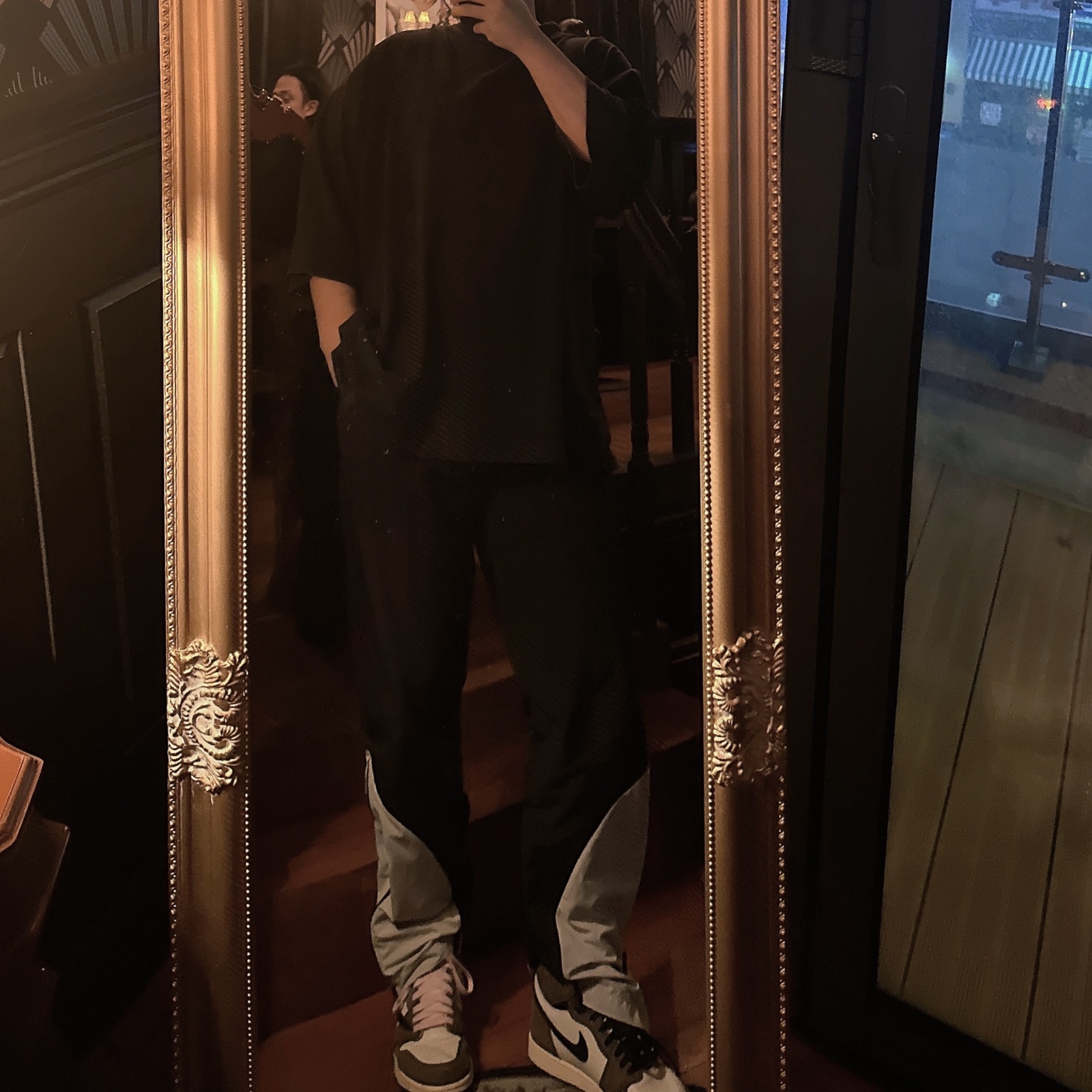 Yeezy Gap Engineered By Balenciaga Dove 3/4 Sleeve T-Shirt Black, Jordan 1 x Travis Scott Retro High OG SP Mocha 착용 스타일