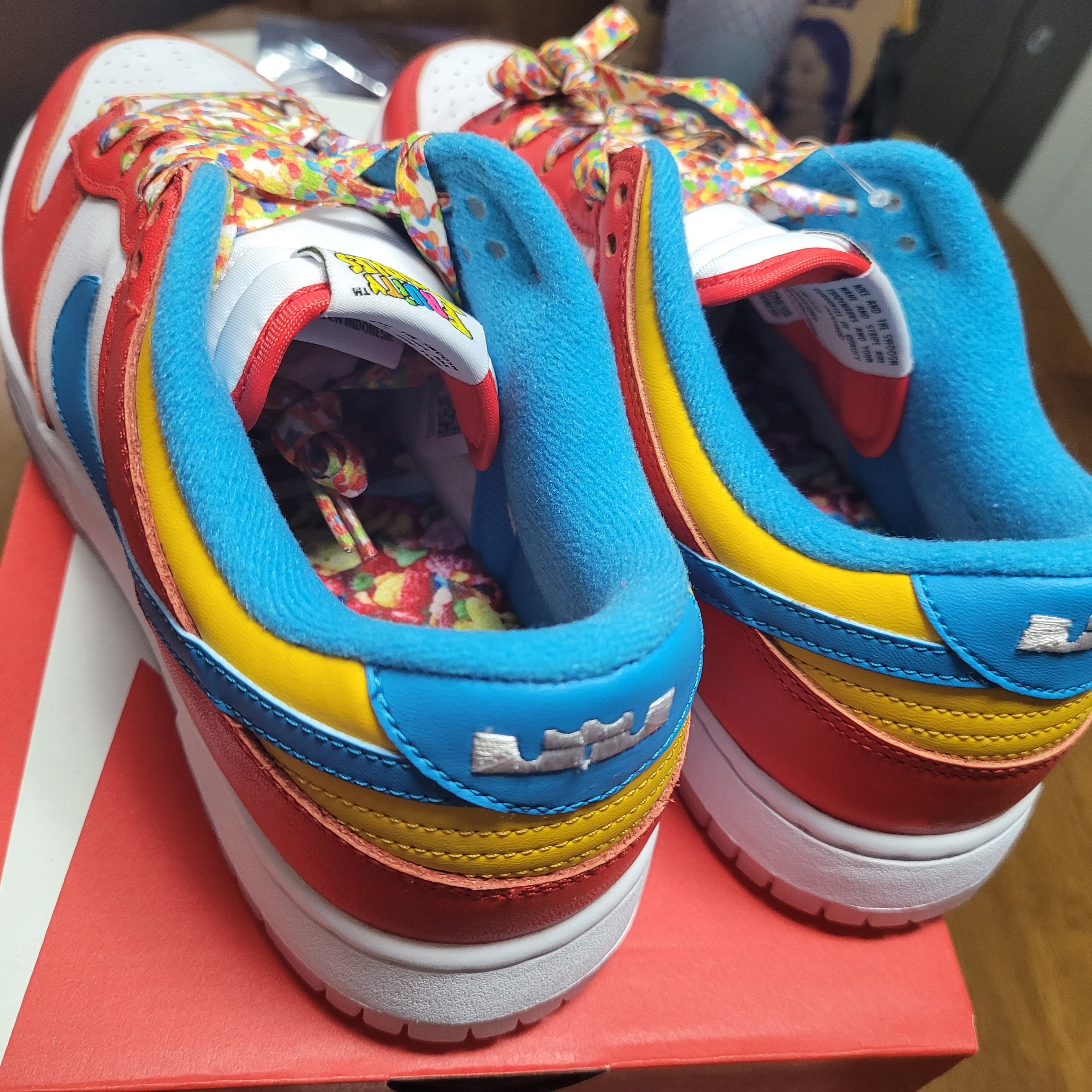 Nike x LeBron James x Fruity Pebbles Dunk Low QS Habanero Red 착용 스타일 - 3