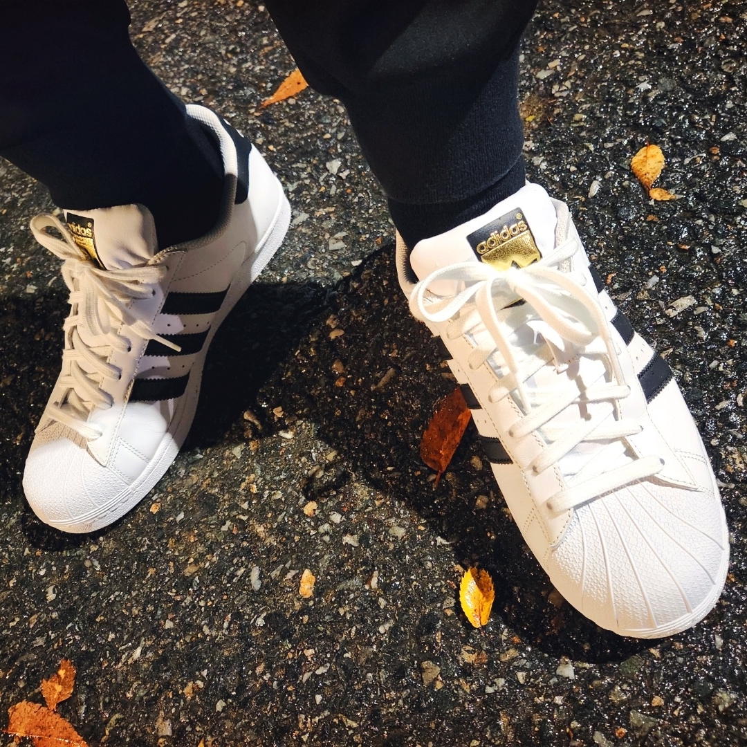 Adidas Superstar White Black 착용 스타일 - 2