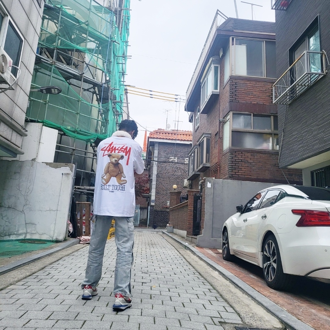 Stussy Built Tough T-Shirt White, Nike x Sacai VaporWaffle Royal Fuchsia 착용 스타일