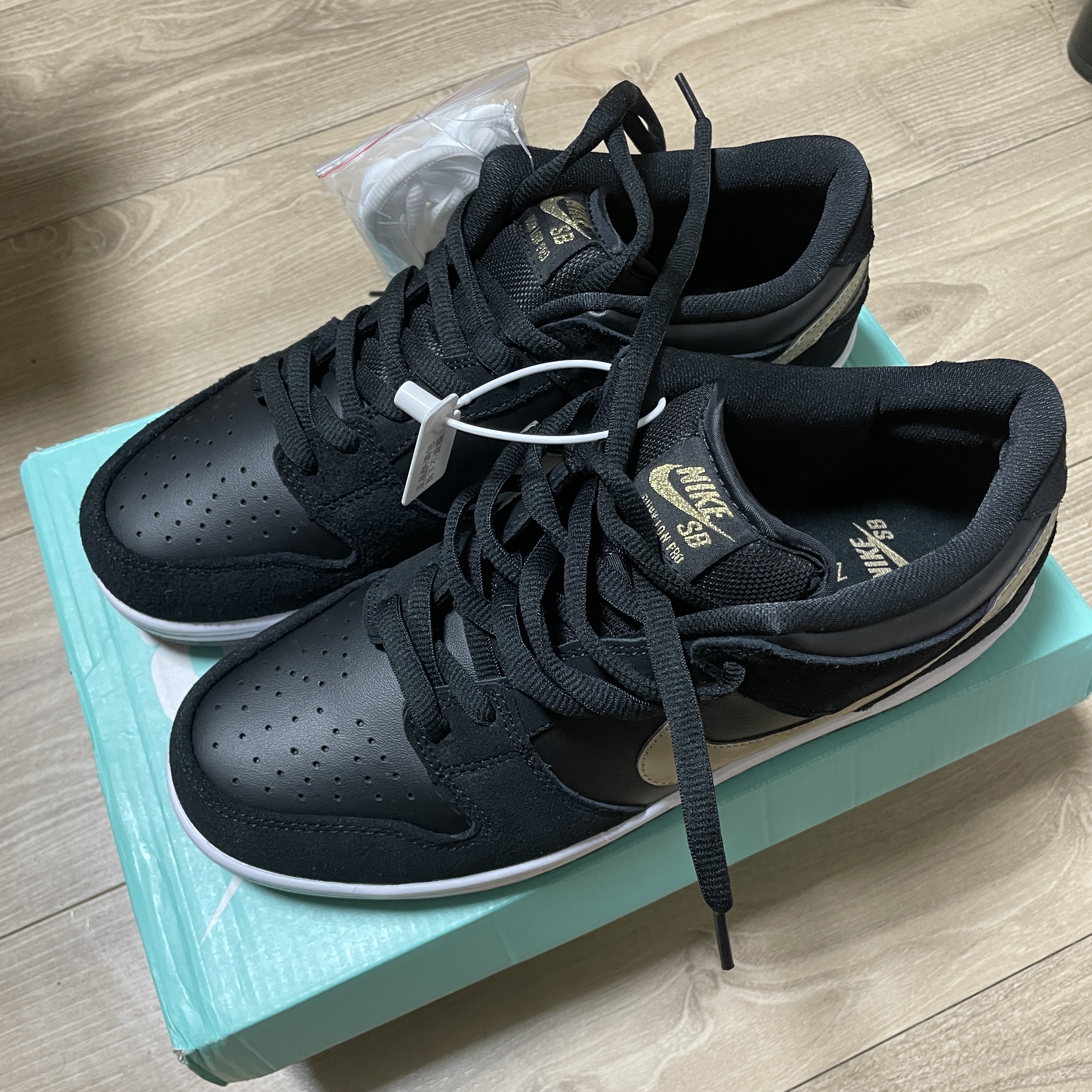 Nike SB Dunk Low Takashi 2018, Nike x LeBron James x Fruity Pebbles Dunk Low QS Habanero Red 착용 스타일 - 1