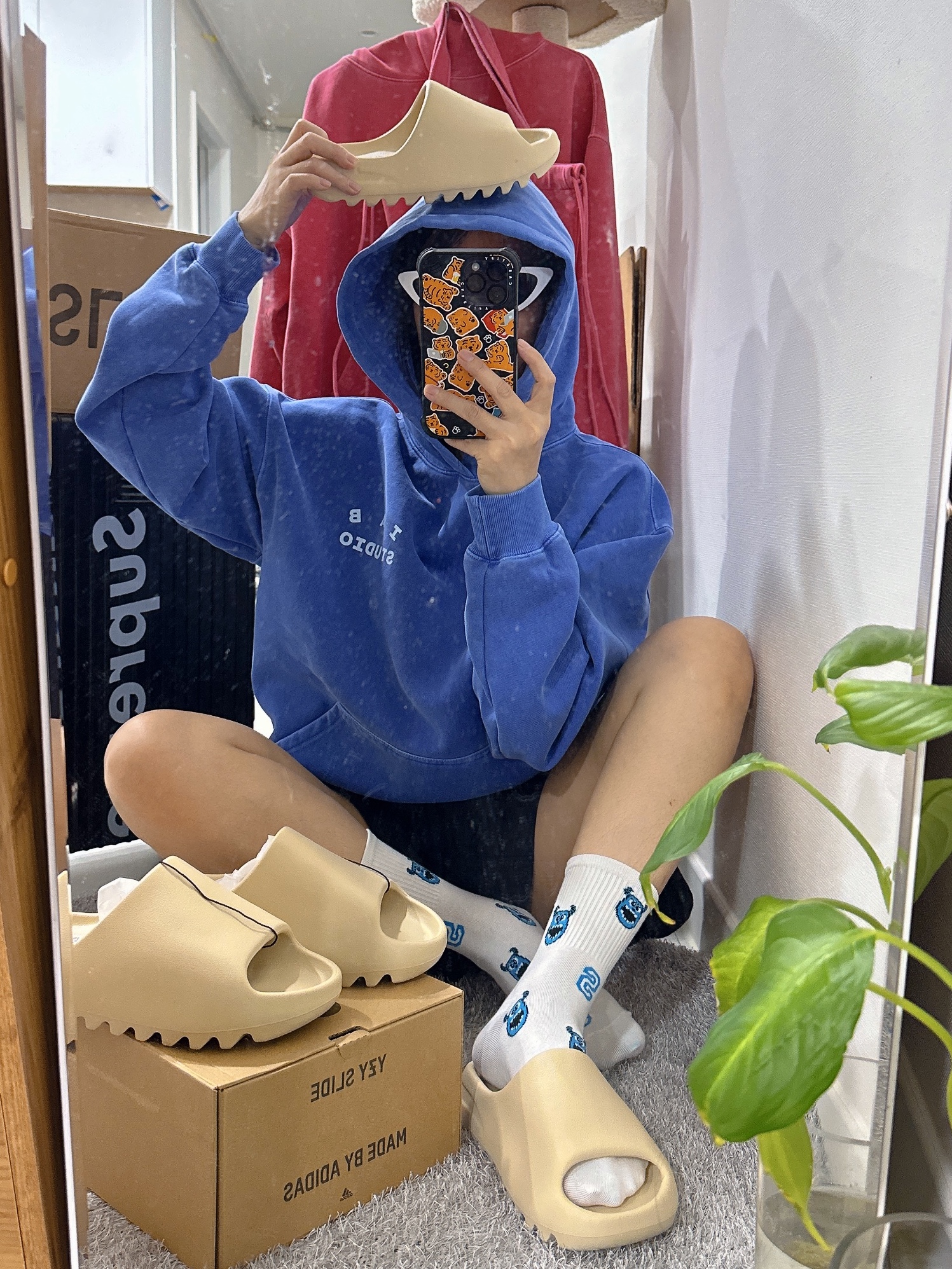 Adidas Yeezy Slide Bone 2022/2023, IAB Studio Pigment Hoodie Royal Blue - 22FW 착용 스타일 - 2