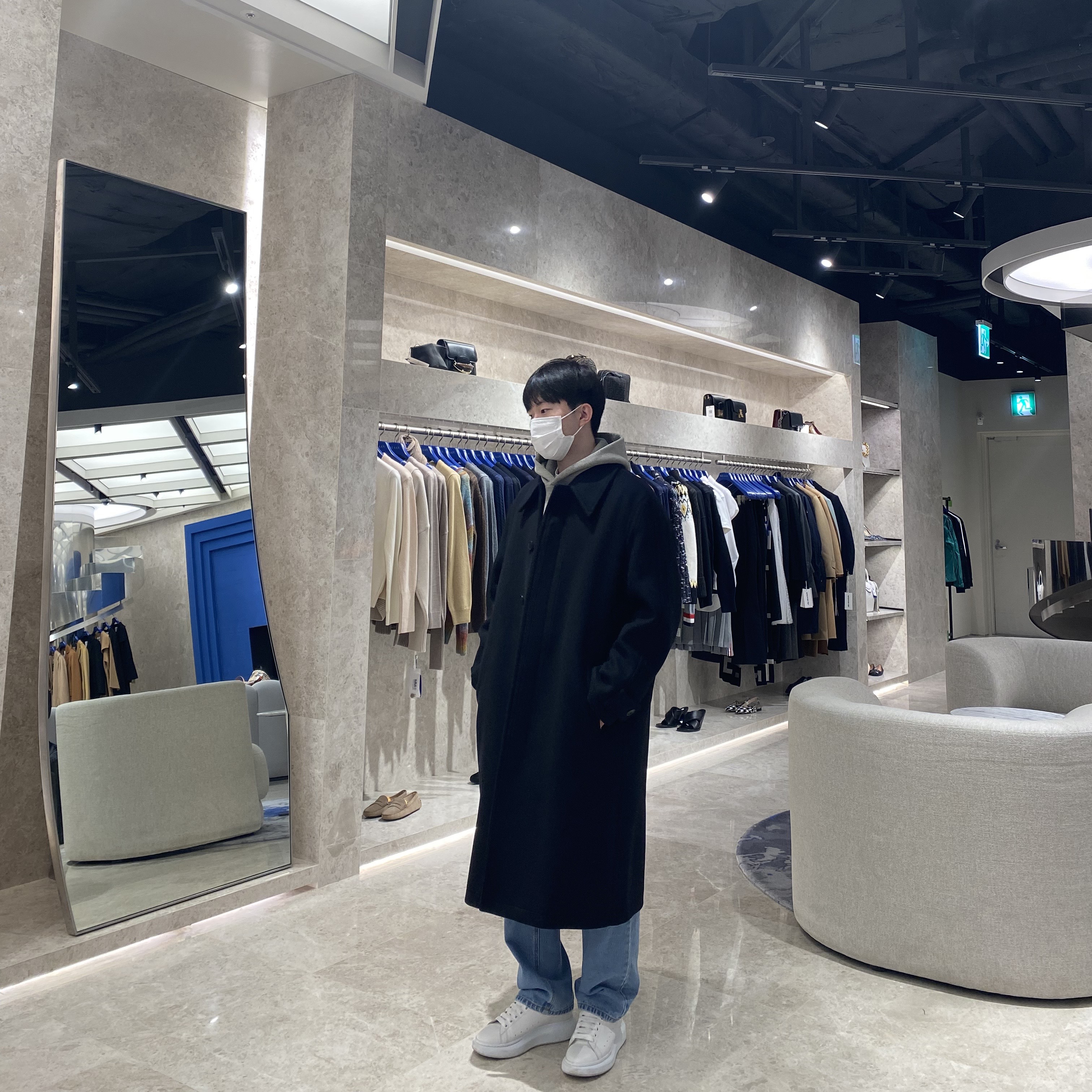Essentials The Core Collection Hoodie Dark Oatmeal, Alexander McQueen Oversized Sneakers White Black 착용 스타일