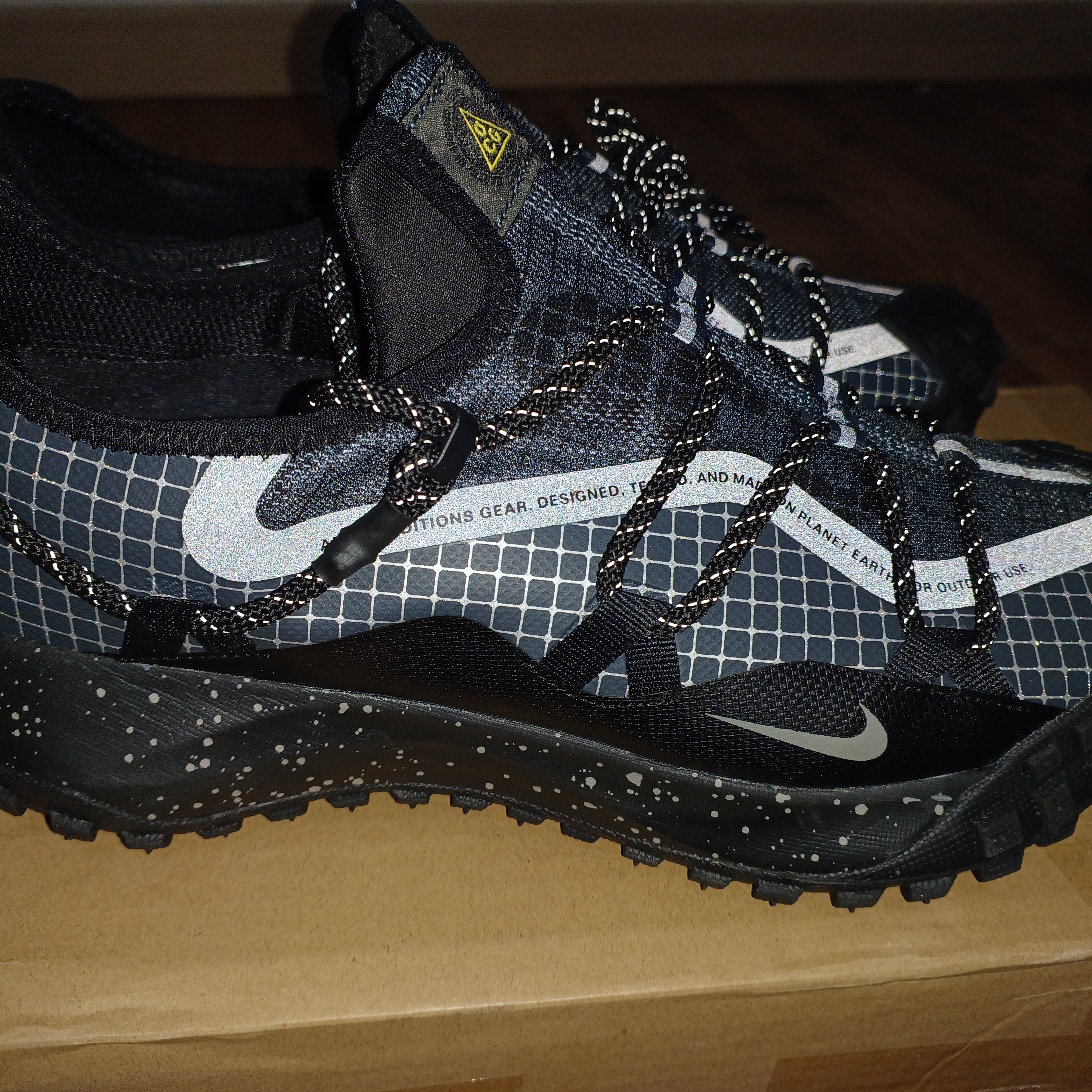Nike ACG Mountain Fly Low Gore-Tex SE Dark Smoke Grey 착용 스타일 - 3