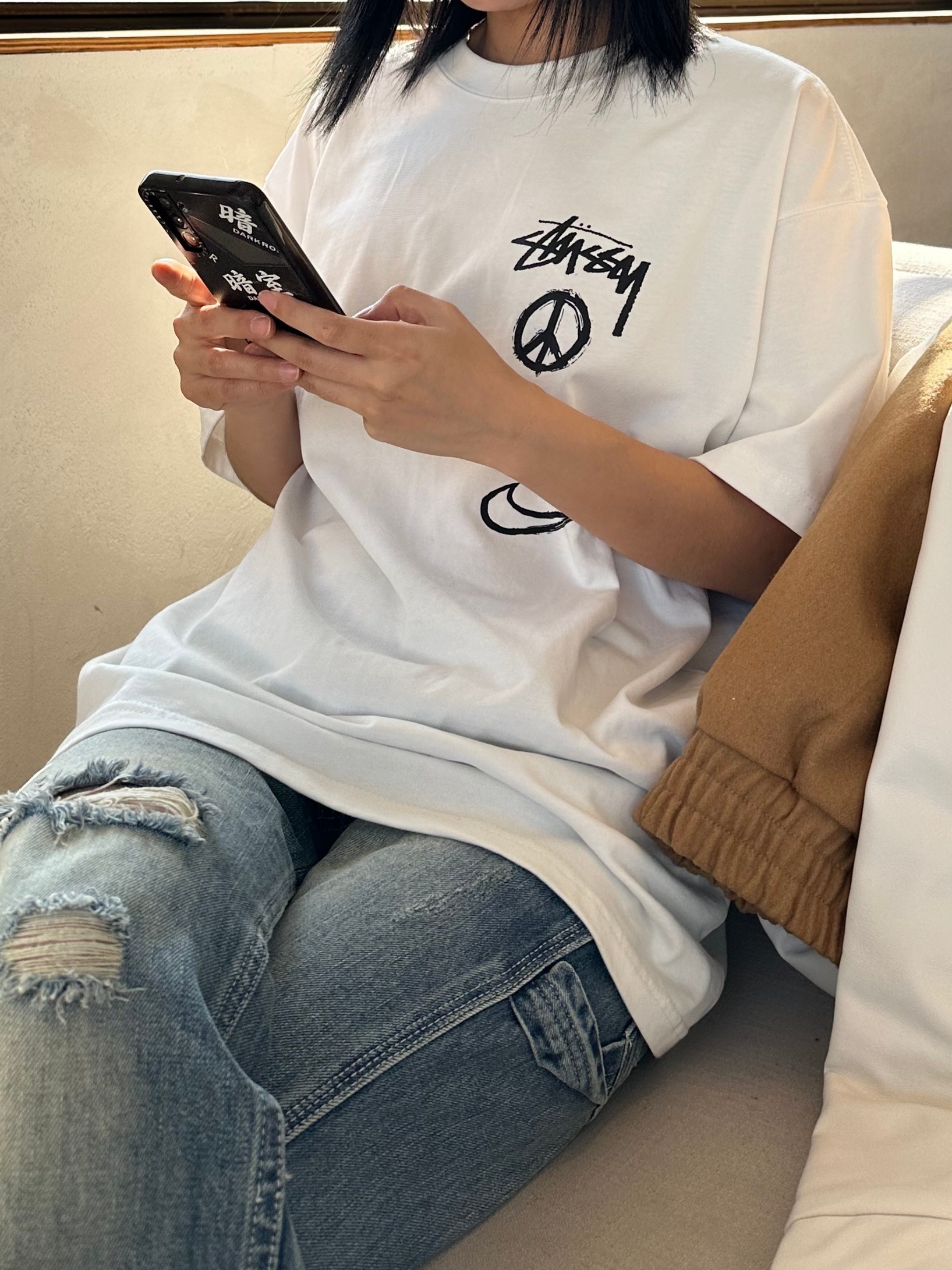 Jordan 1 x Travis Scott Retro Low OG SP Sail and Ridgerock, Nike x Stussy NRG RA T-Shirt Summit White (DM4942-121) 착용 스타일 - 4