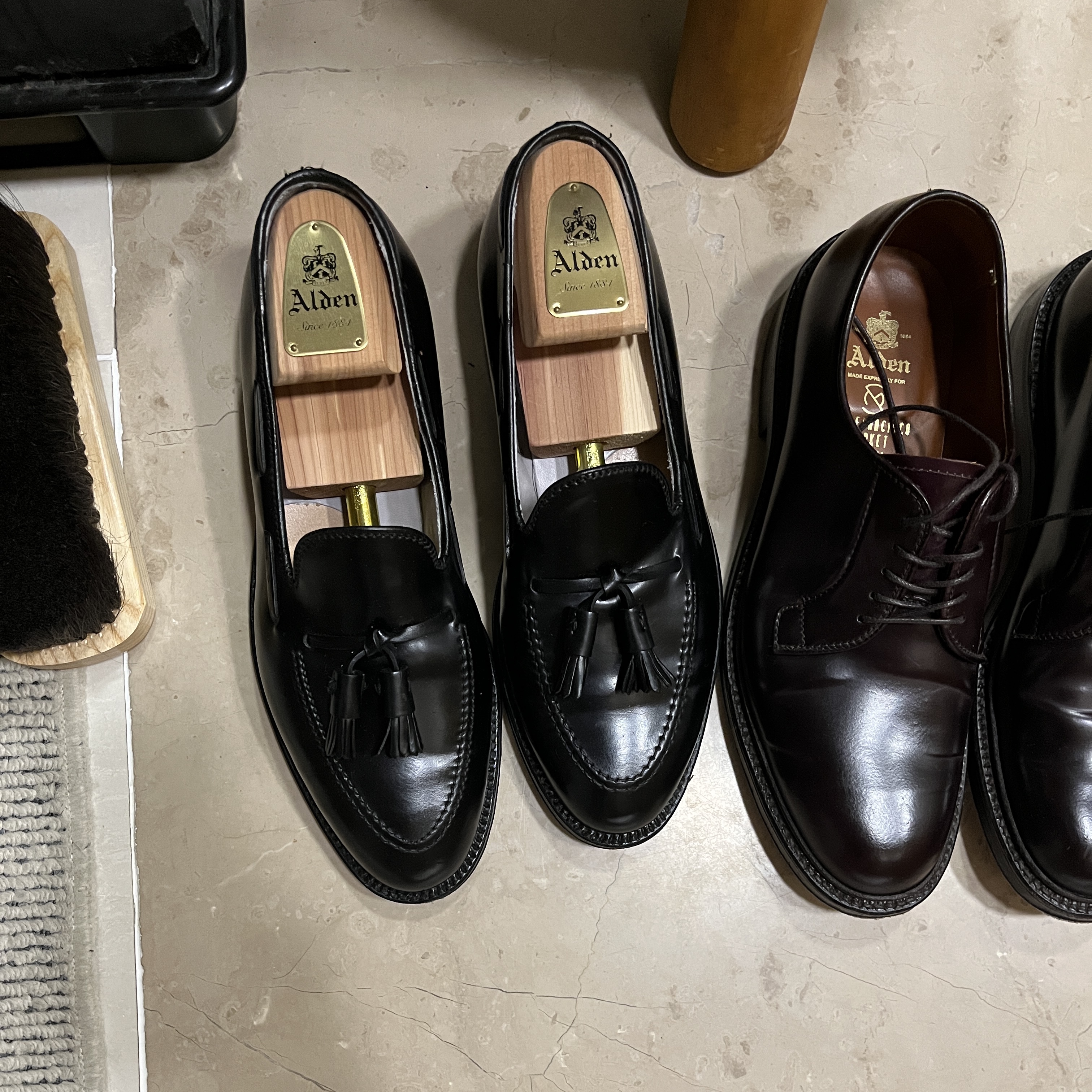 Alden 664 Shell Cordovan Tassel Loafers Black - D, Alden 990 Cordovan Plain Toe Blucher Oxford Burgundy - E 착용 스타일