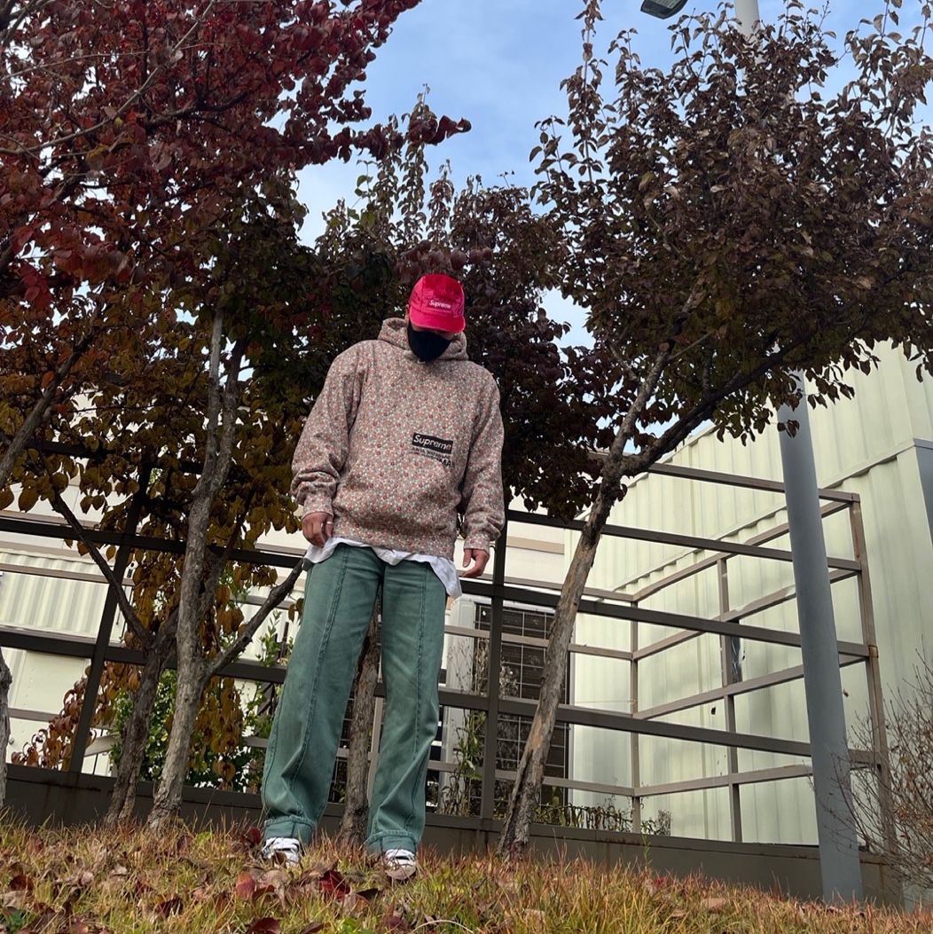 Supreme Crushed Velvet Camp Cap Pink - 22SS, Supreme x Comme des Garcons Junya Watanabe Man Hooded Sweatshirt Pink Flowers - 21FW 착용 스타일 - 2