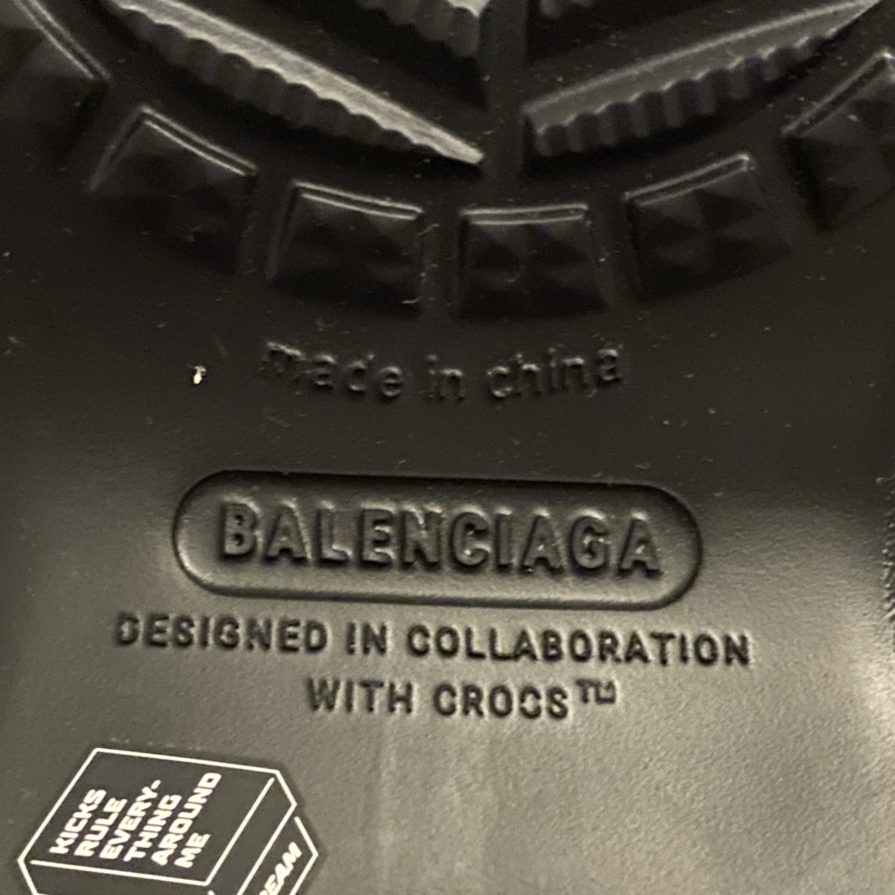 Balenciaga x Crocs Rubber Boot Black 착용 스타일 - 3