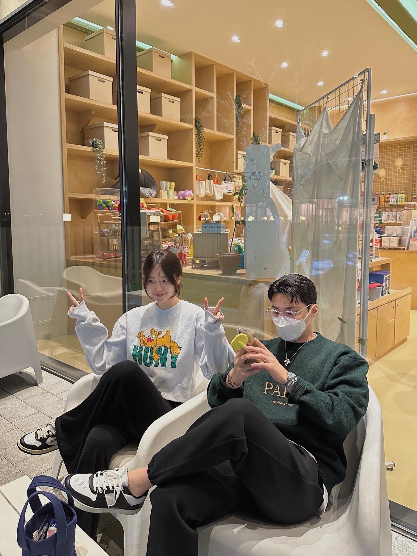 Celine CT-04 Low Lace Up Calfskin Sneakers Optic White Black 착용 스타일 - 2