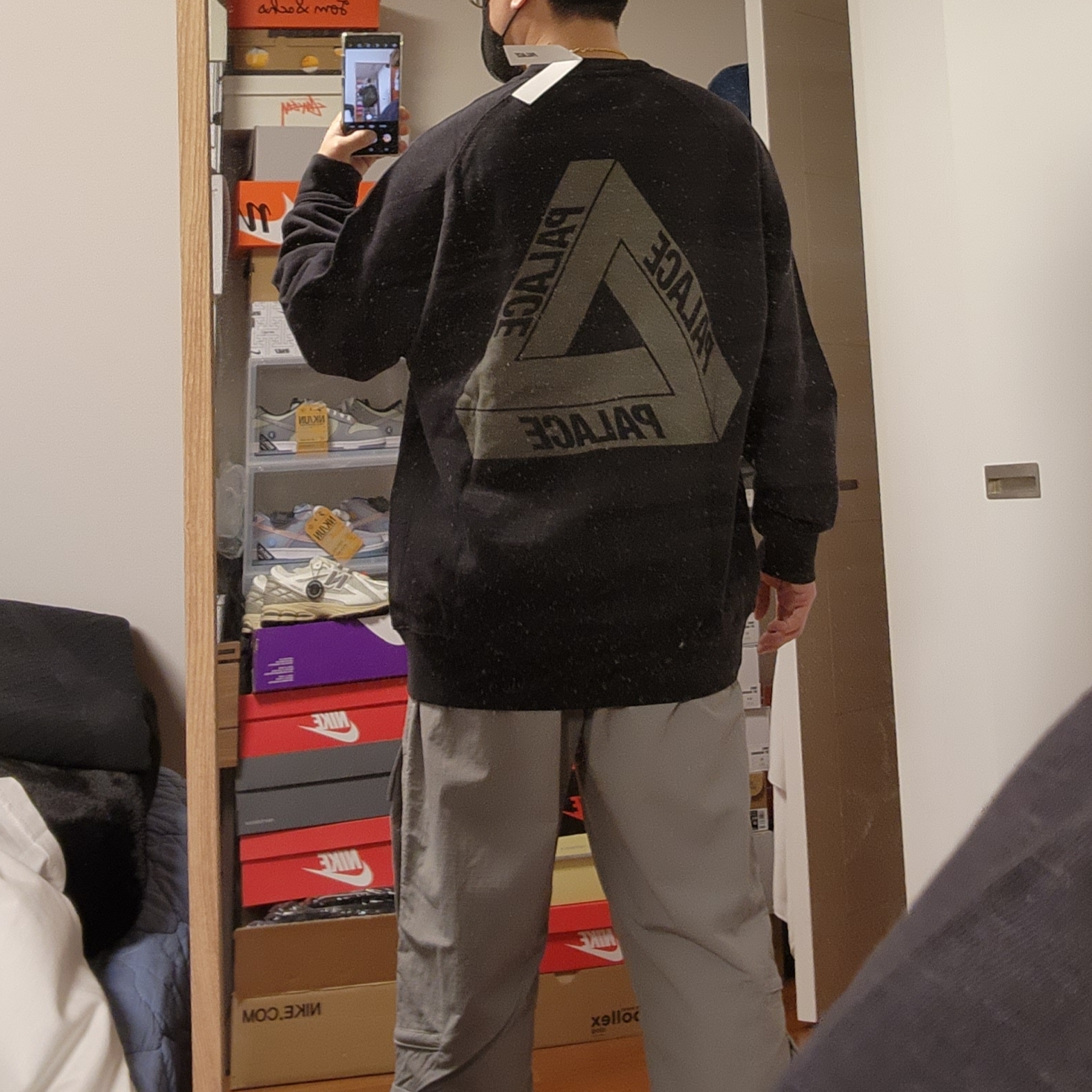 Palace Cordura RS Shell Cargos Grey - 22FW, Palace Tri-Ferg Slub Crew Black - 22FW 착용 스타일 - 4